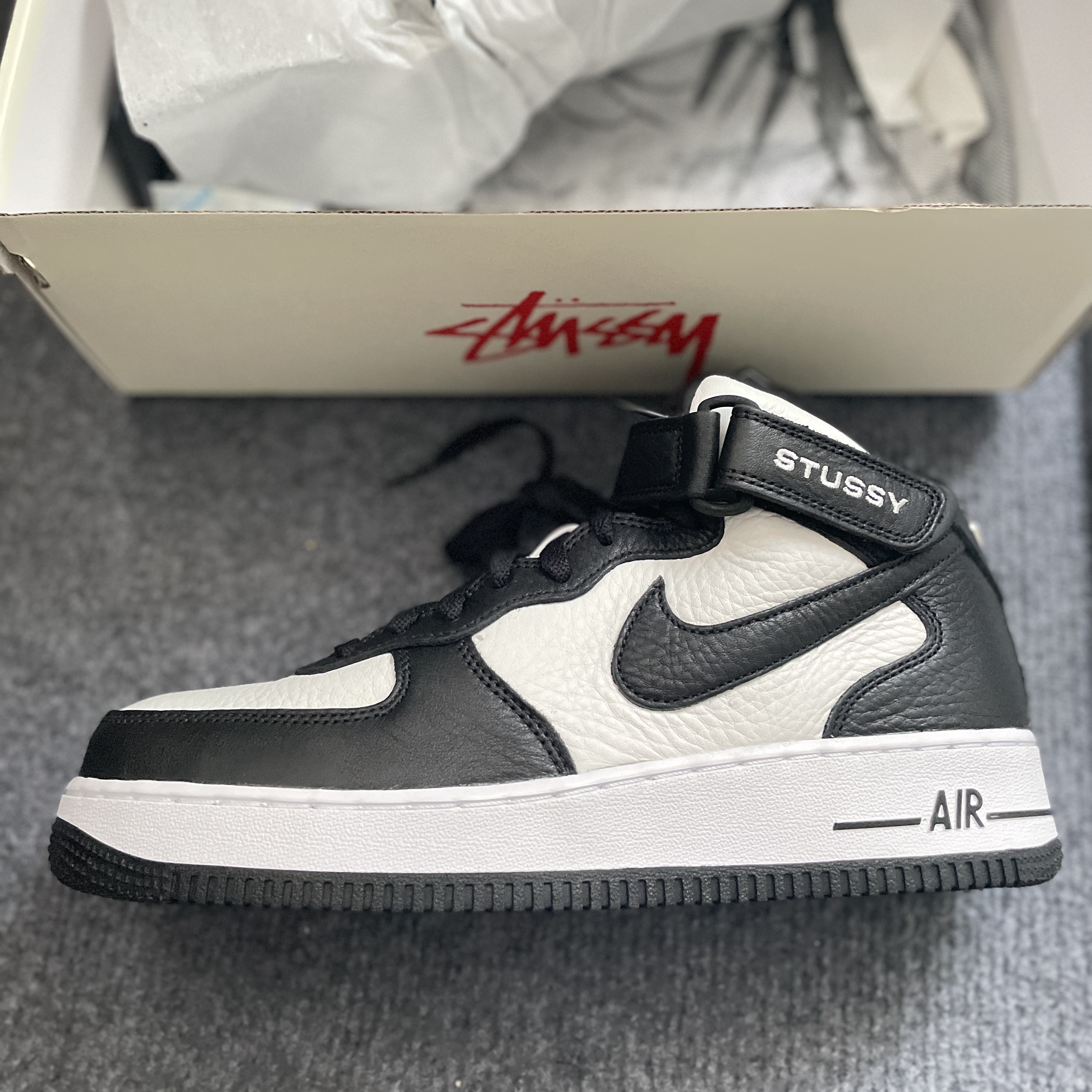 Nike x Stussy Air Force 1 '07 Mid SP Black and Light Bone 착용 스타일 - 3