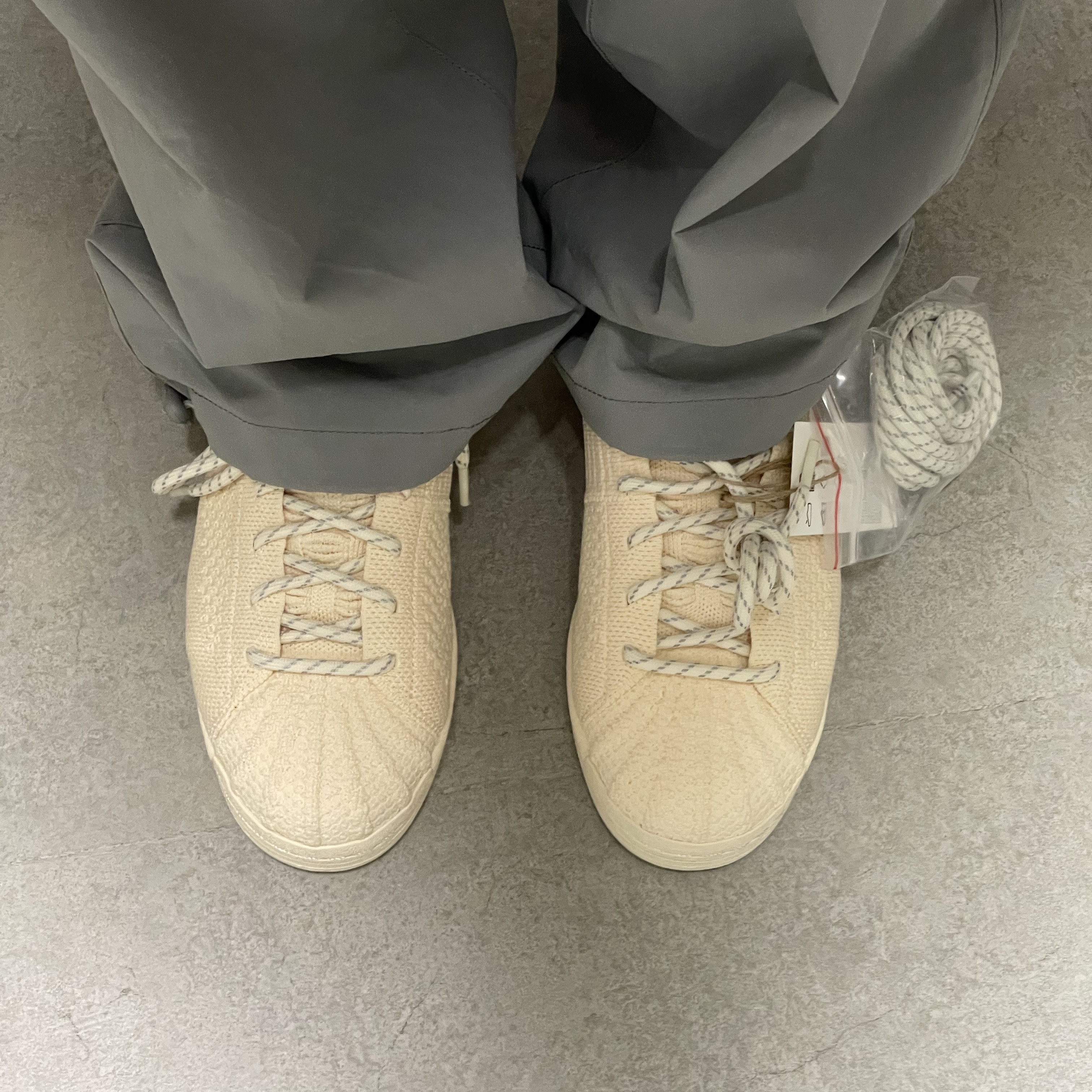 Adidas x Pharrell Williams Superstar Primeknit Cream 착용 스타일 - 5