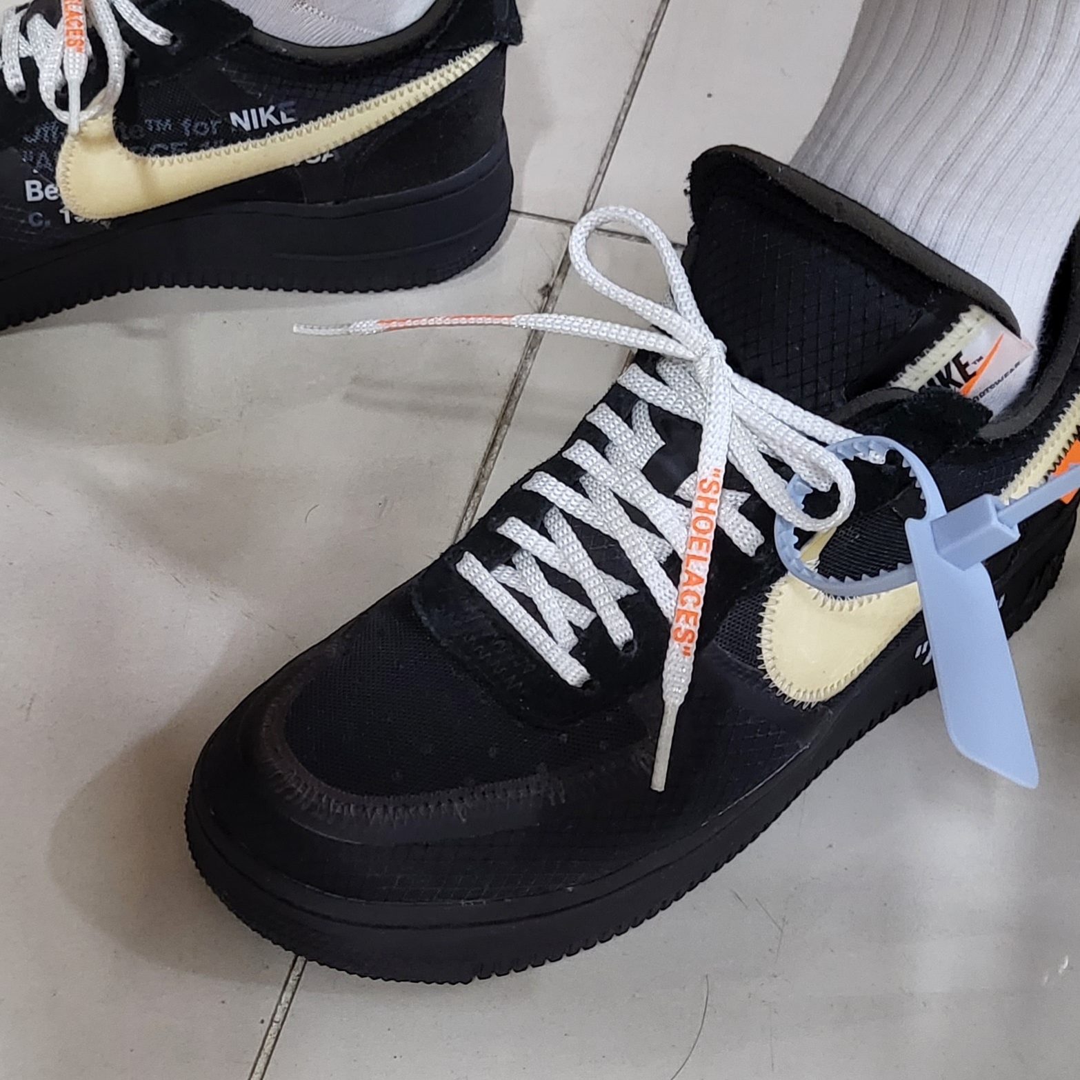 Nike x Off-White Air Force 1 Low Black White, Adidas Yeezy Boost 700 Wave Runner Solid Grey 2021/2022 착용 스타일 - 1