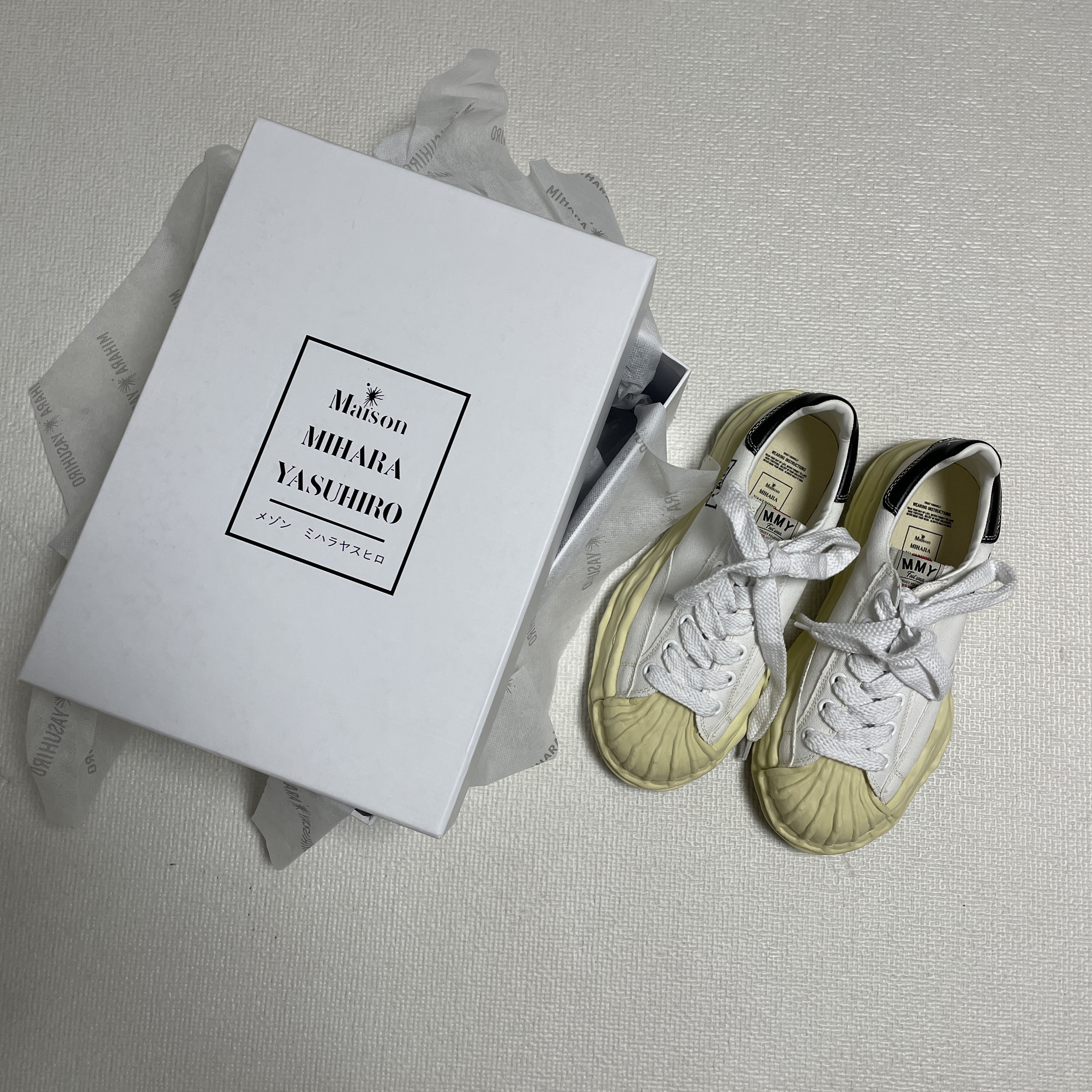 Maison Mihara Yasuhiro Blakey VL OG Sole Canvas Low-top Sneakers White 착용 스타일 - 2