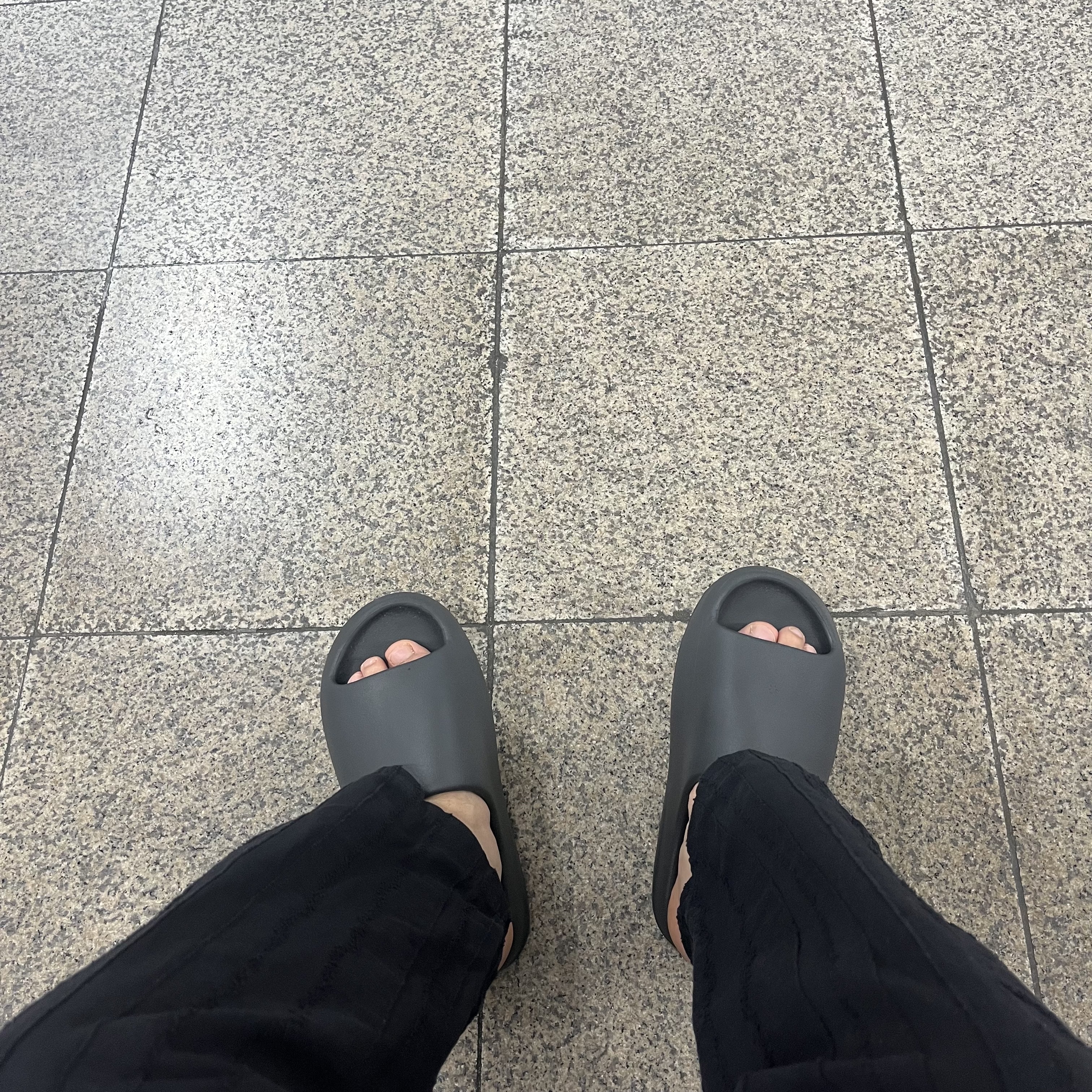 Adidas Yeezy Slide Onyx 착용 스타일