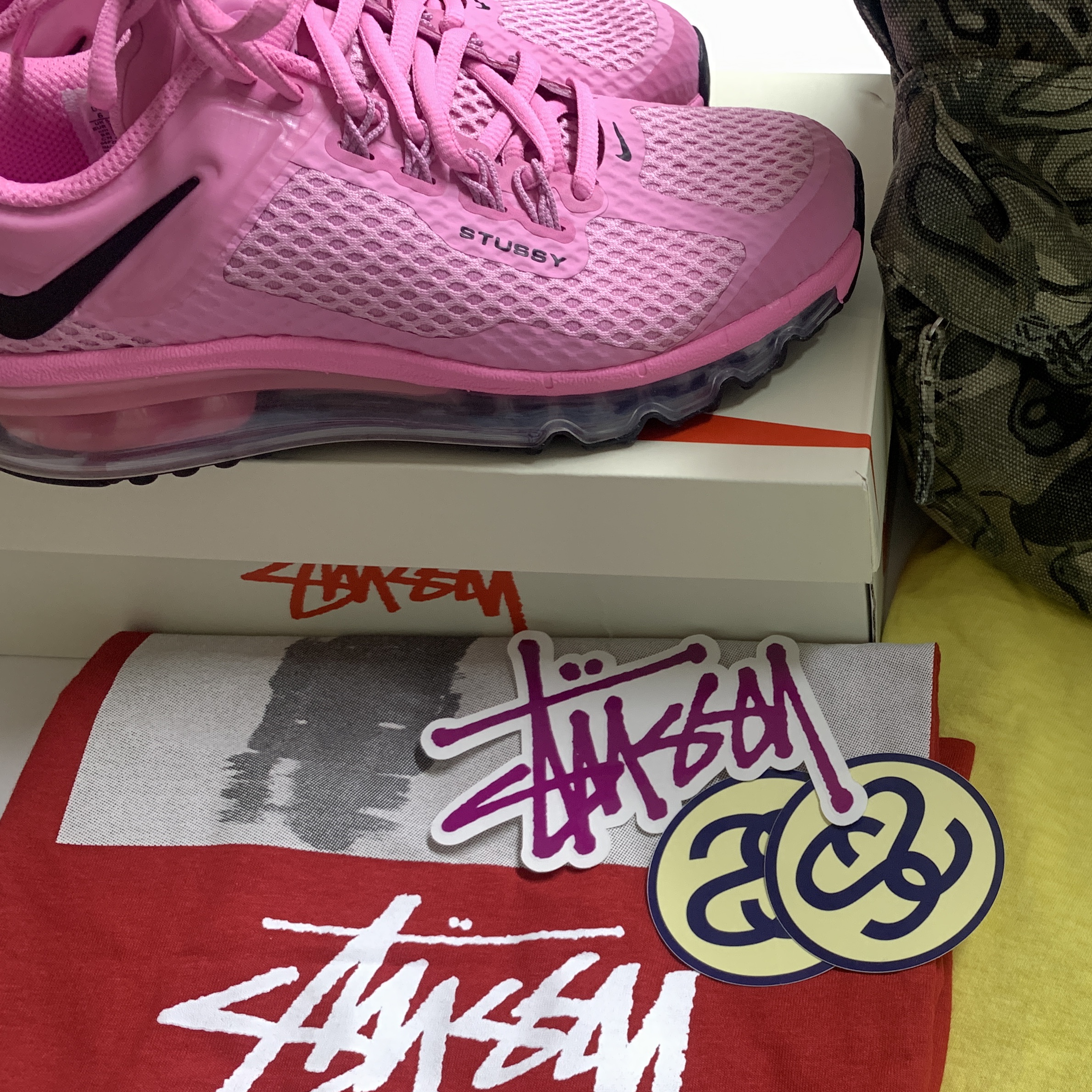 Nike x Stussy Air Max 2013 Psychic Pink, Stussy Low Tide T-Shirt Dark Red 착용 스타일