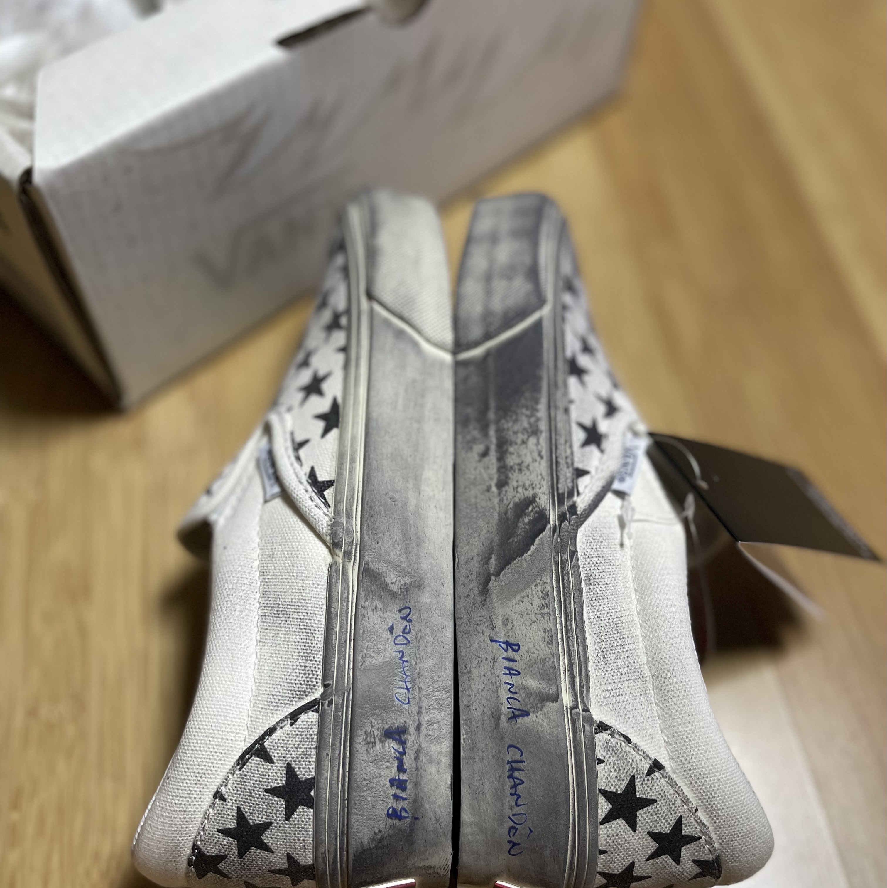 Vans Vault x Bianca Chandon Classic Slip-On LX Stressed Black White 착용 스타일 - 3