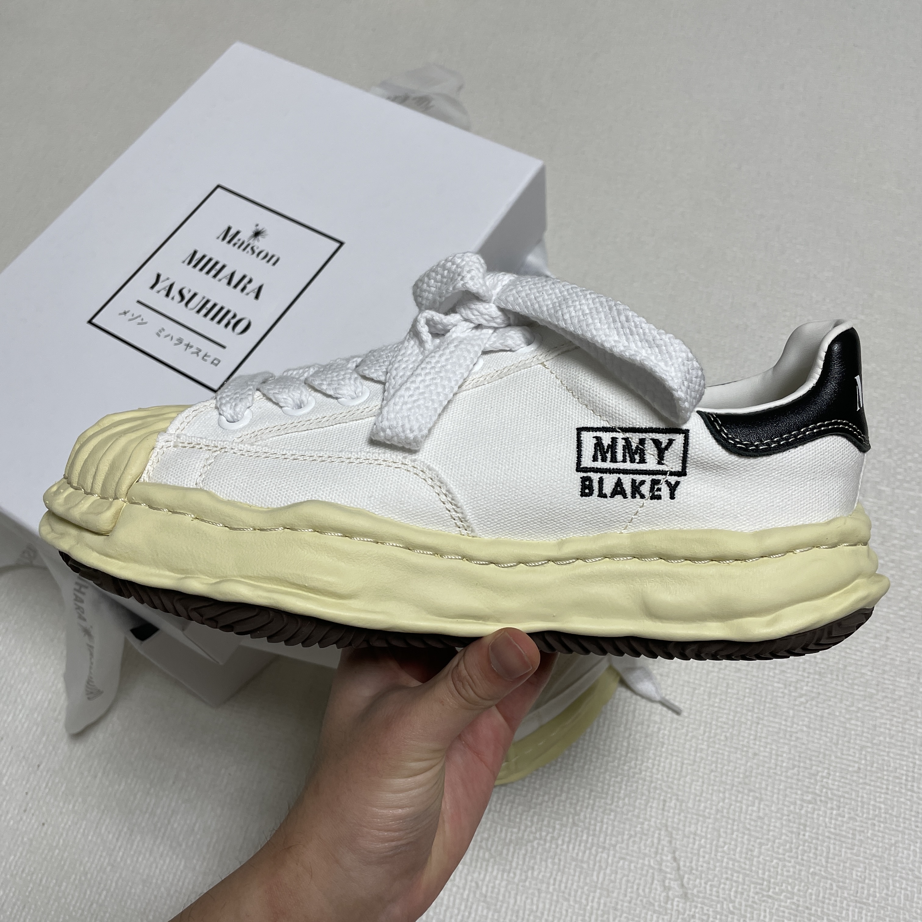 Maison Mihara Yasuhiro Blakey VL OG Sole Canvas Low-top Sneakers White 착용 스타일 - 1