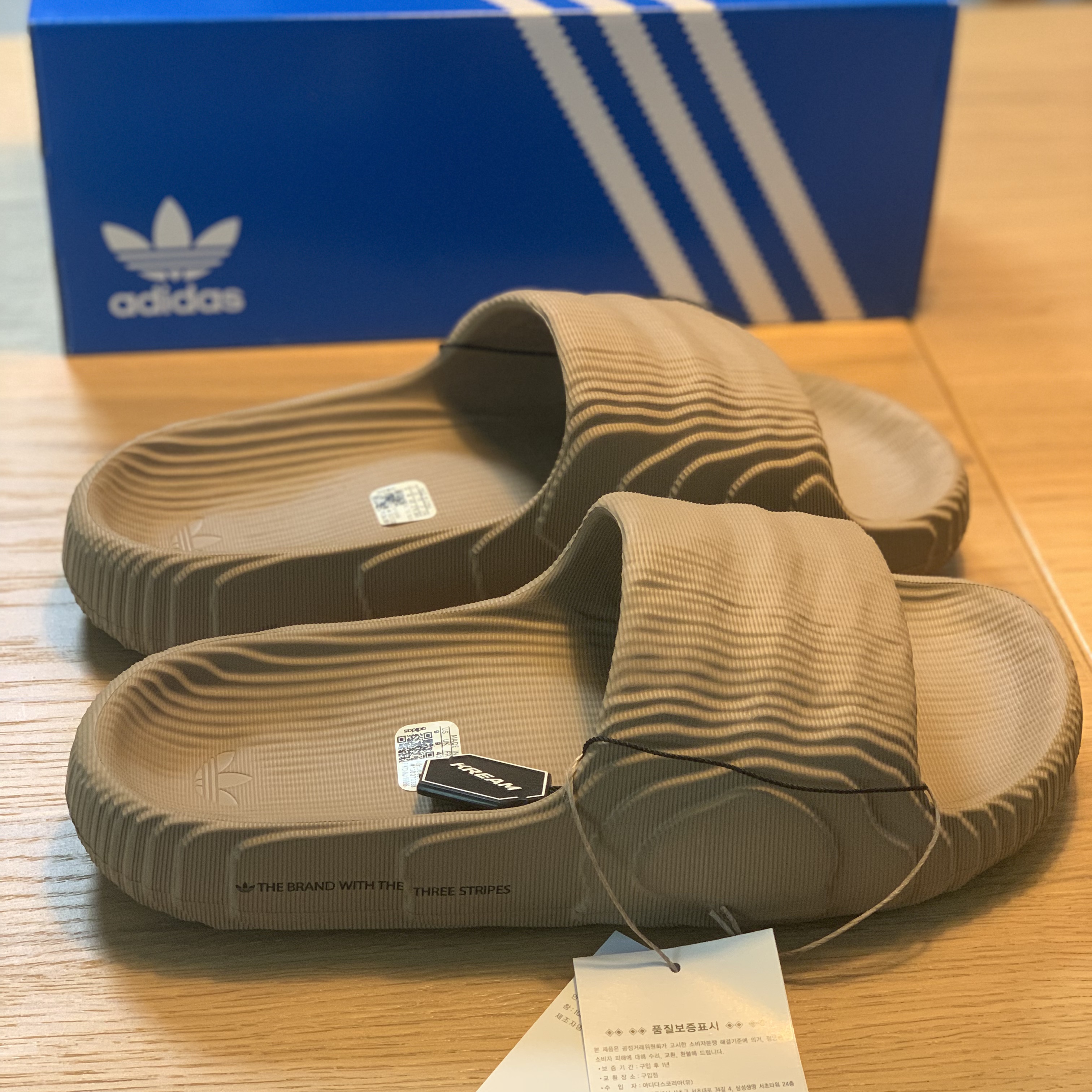 Adidas Adilette 22 Cardboard 착용 스타일