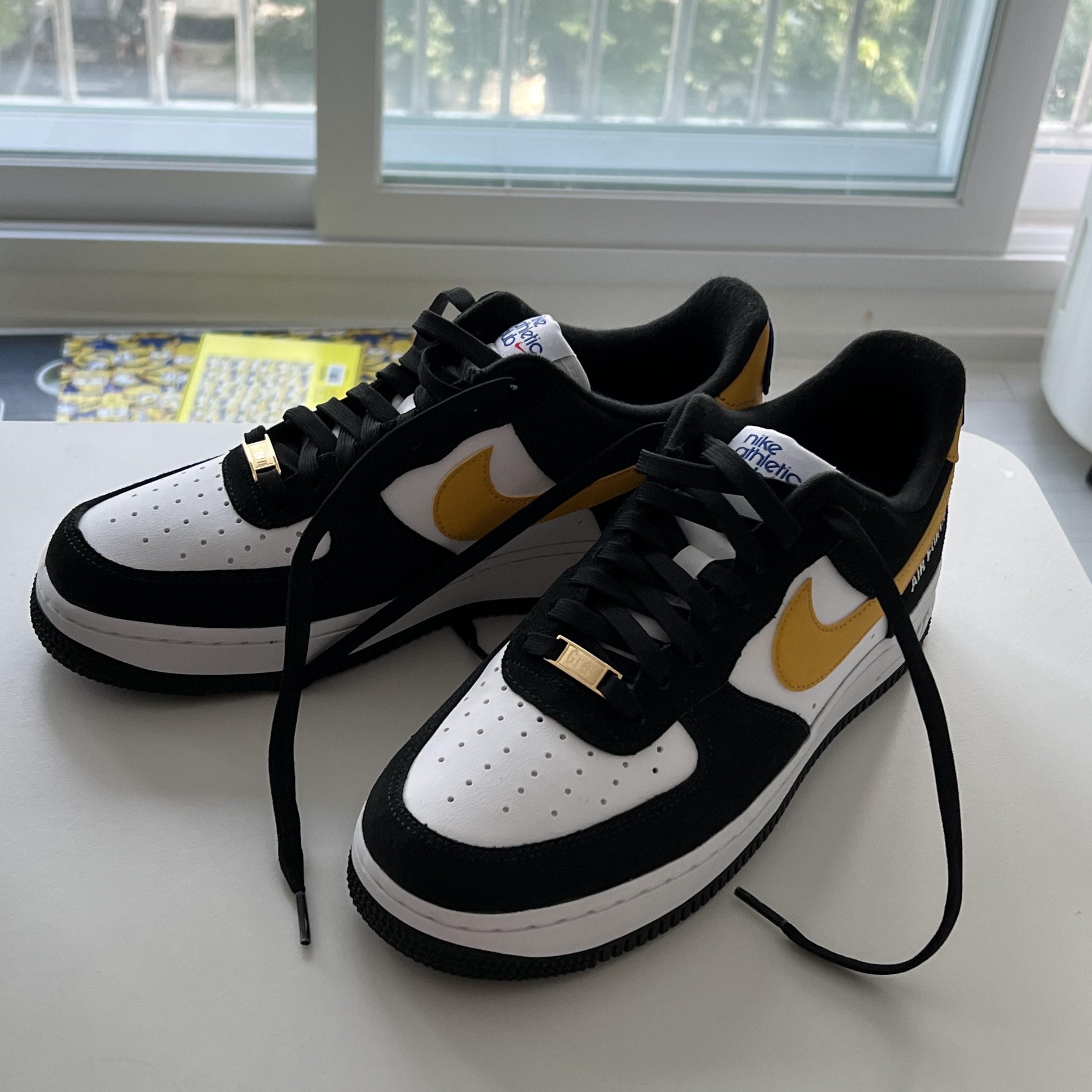 Nike Air Force 1 '07 LV8 Athletic Club Black Dark Sulfur 착용 스타일