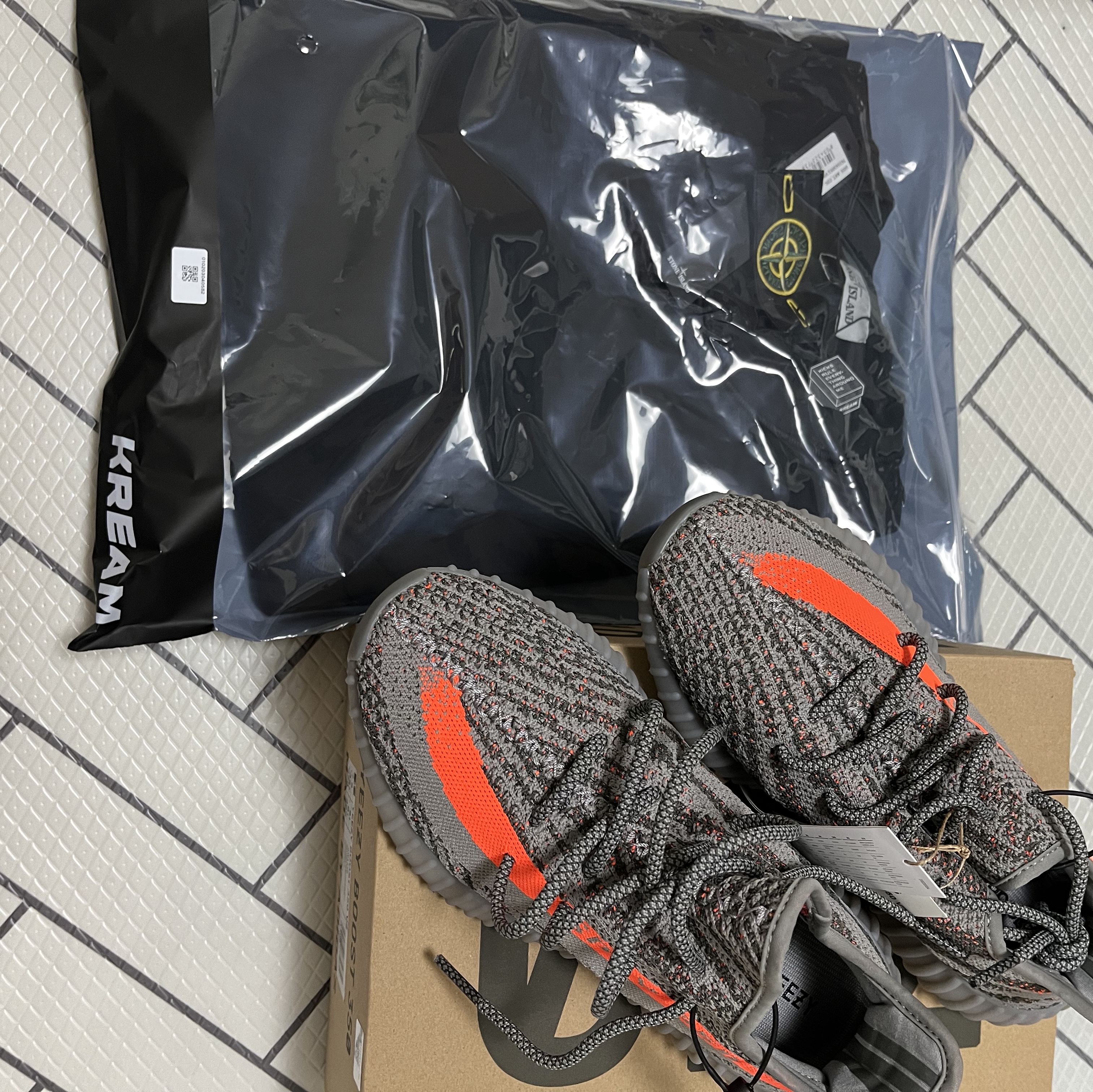 Adidas Yeezy Boost 350 V2 Beluga - Reflective, Stone Island 63051 Crewneck Sweatshirt Black - 22SS 착용 스타일