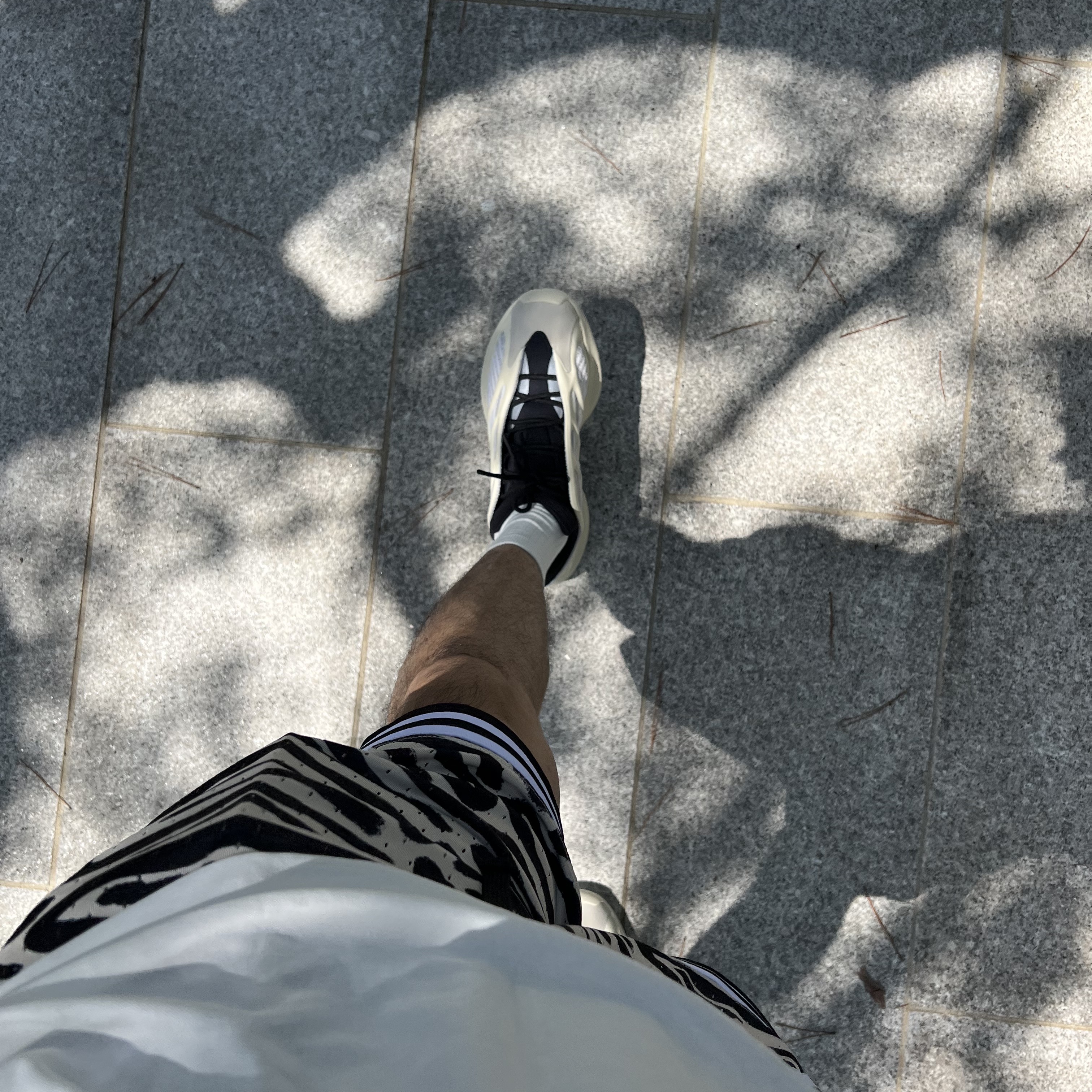 Adidas Yeezy 700 V3 Azael 2022/2023 착용 스타일 - 4