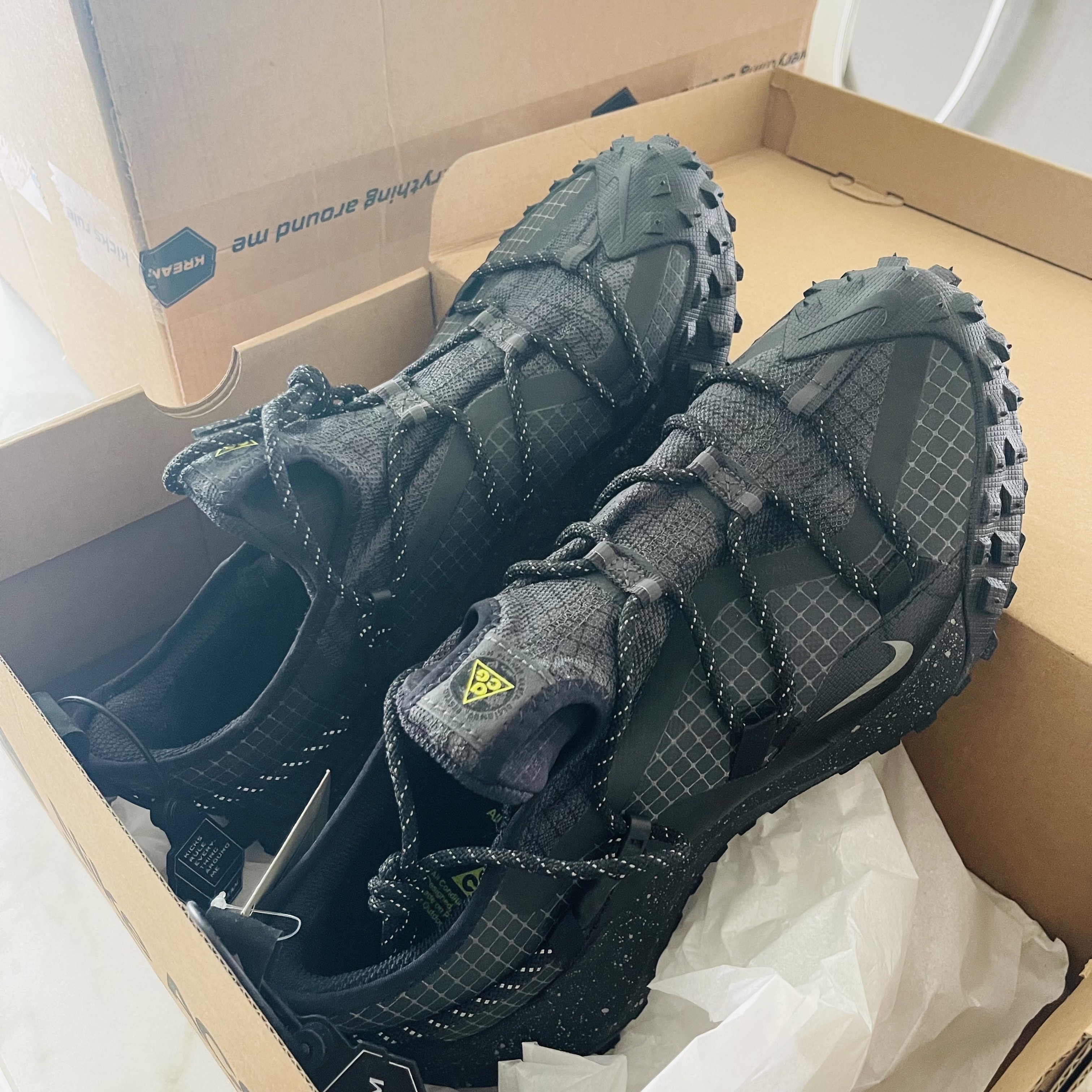 Nike ACG Mountain Fly Low Gore-Tex SE Dark Smoke Grey 착용 스타일 - 1