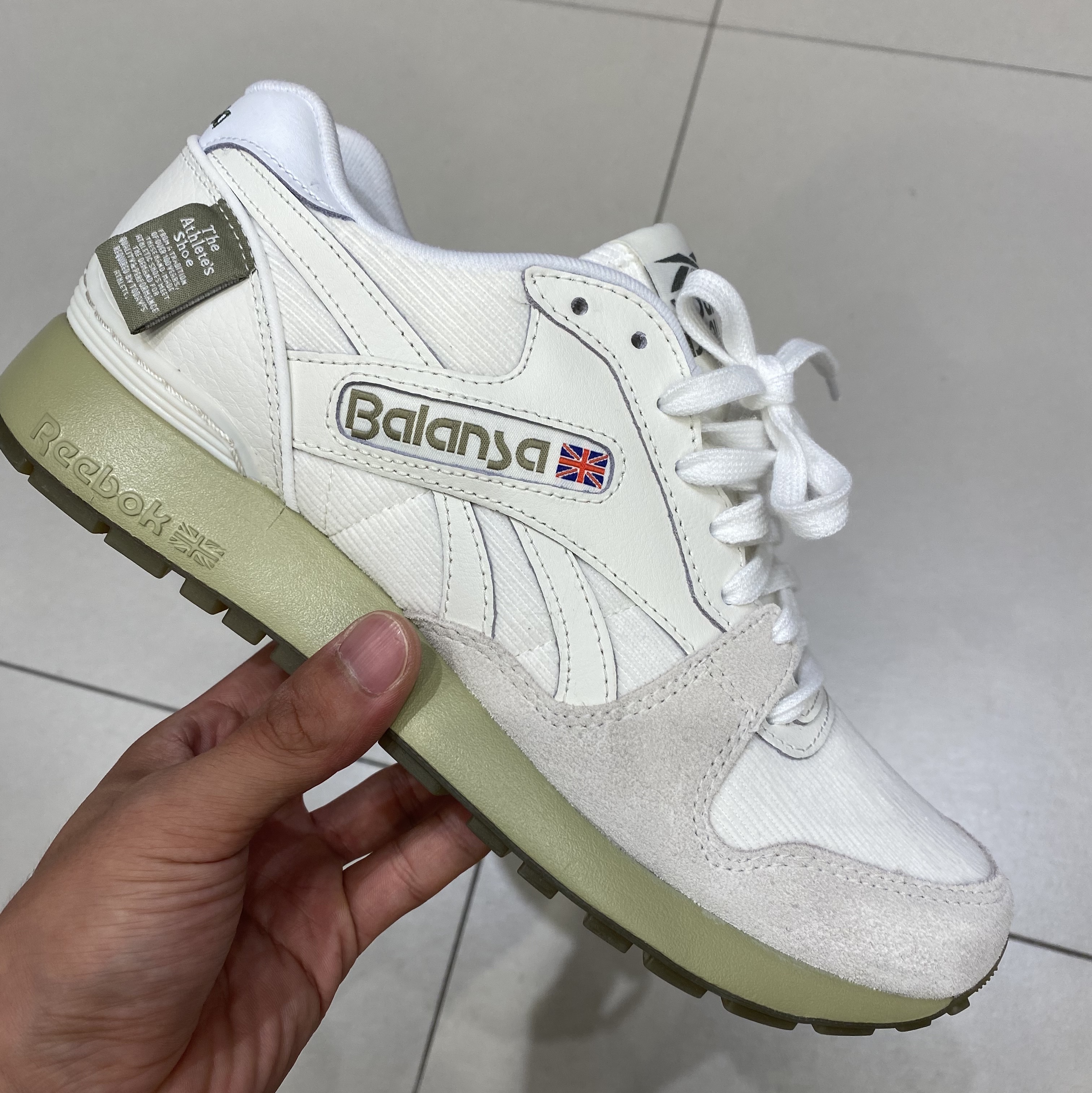 Reebok GL 6000 Chalk Acid Gold 착용 스타일