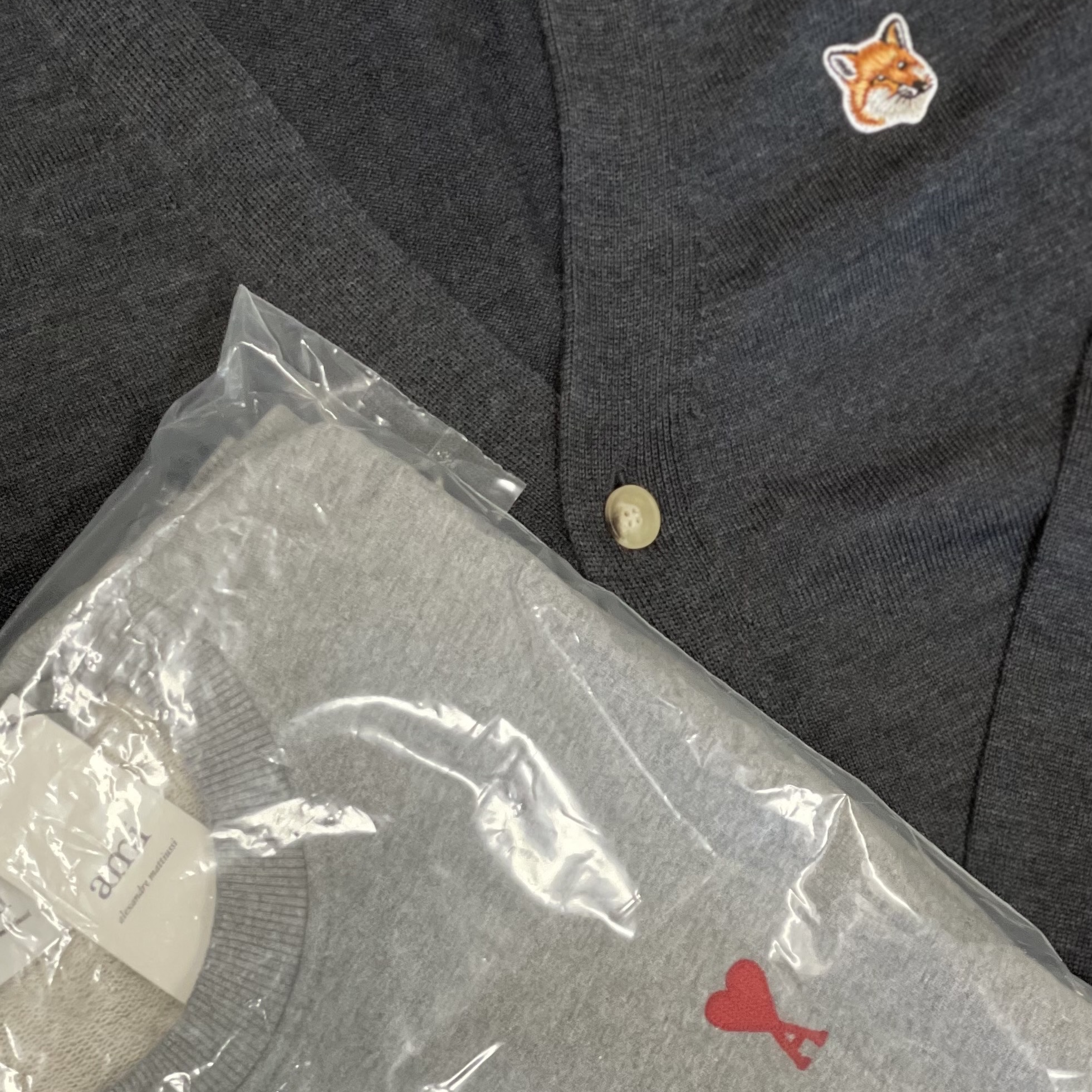 Maison Kitsune Fox Head Patch Classic Cardigan Anthracite Melange, AMI de Coeur Sweatshirt Heather Grey 착용 스타일
