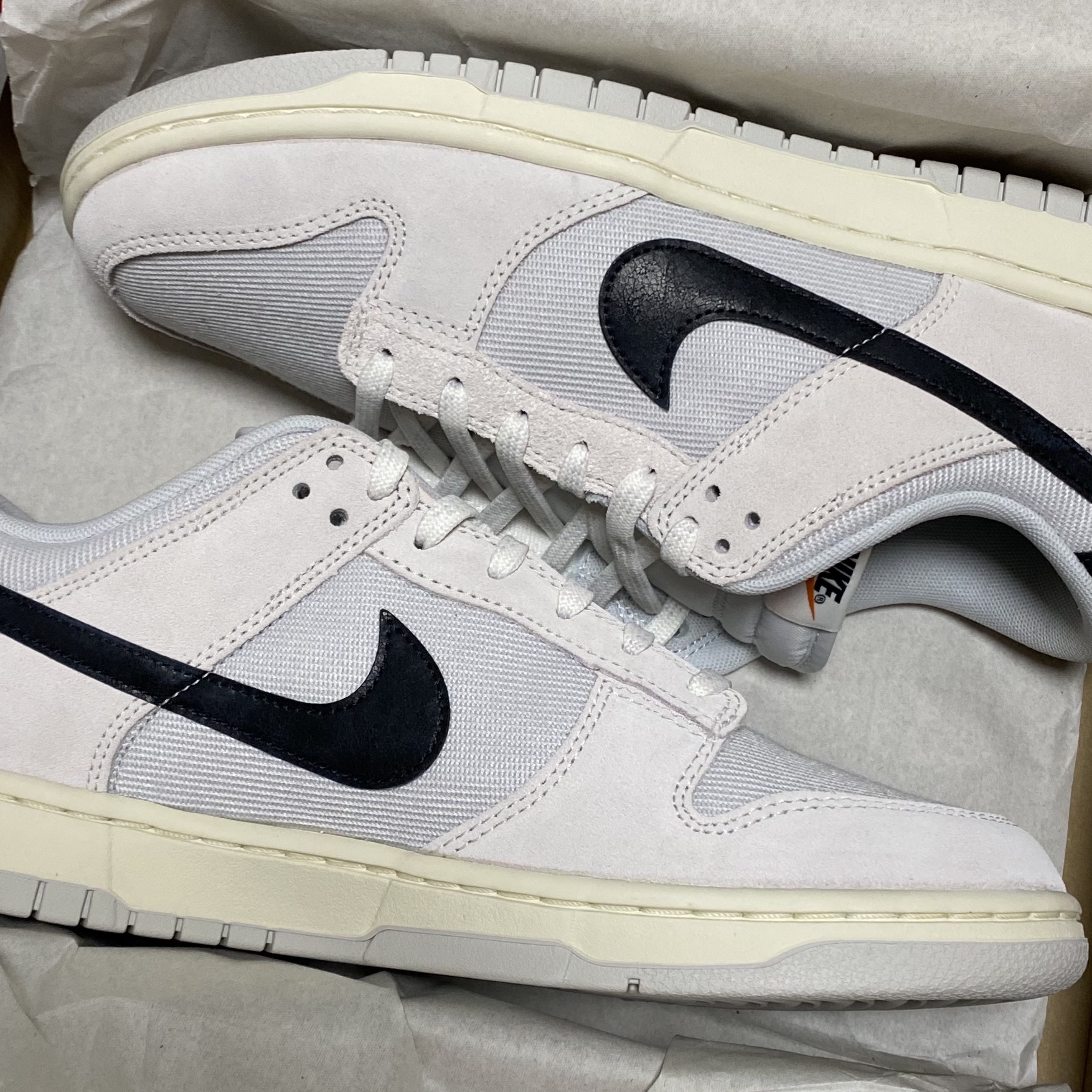Nike Dunk Low SE Photon Dust and Summit White 착용 스타일