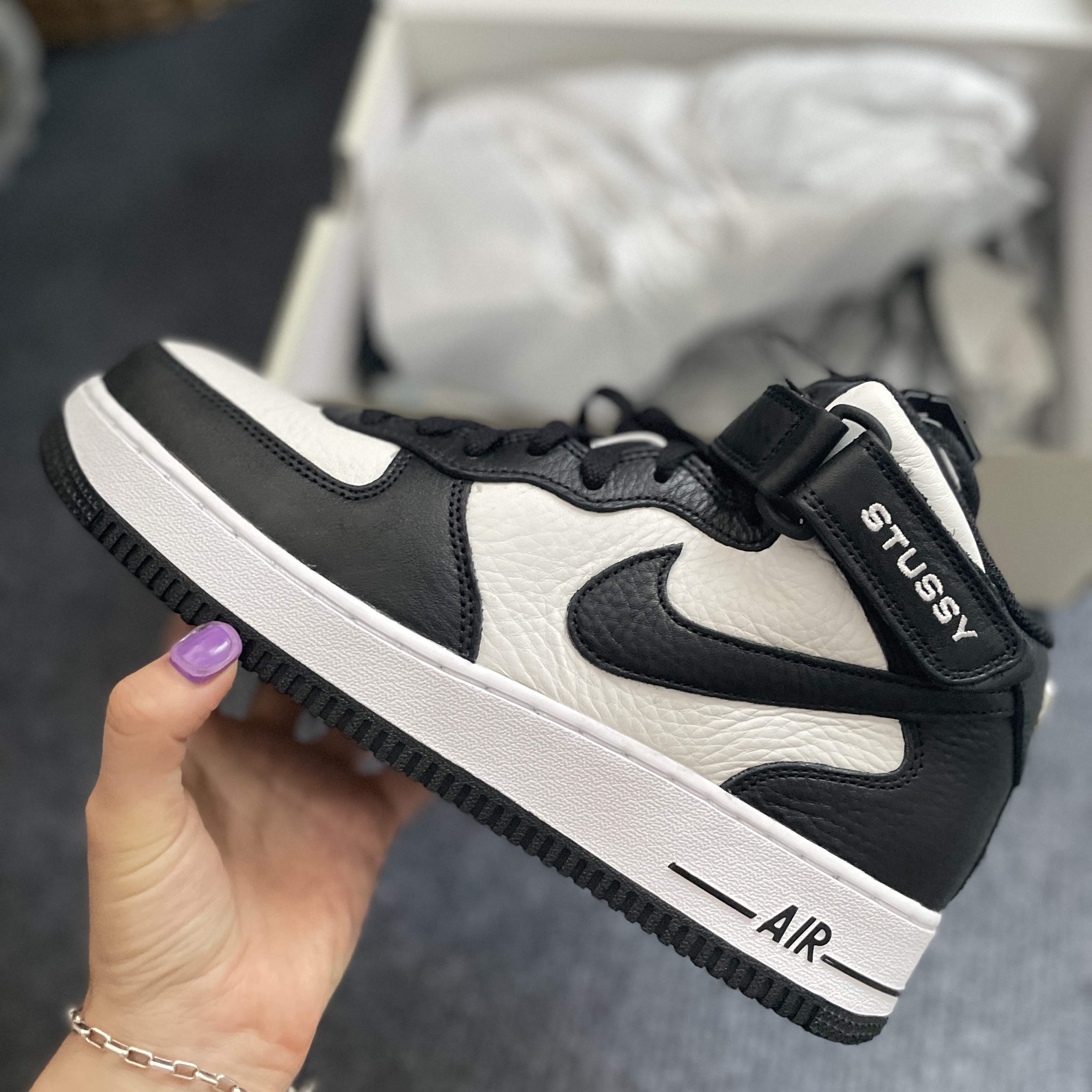 Nike x Stussy Air Force 1 '07 Mid SP Black and Light Bone 착용 스타일 - 1