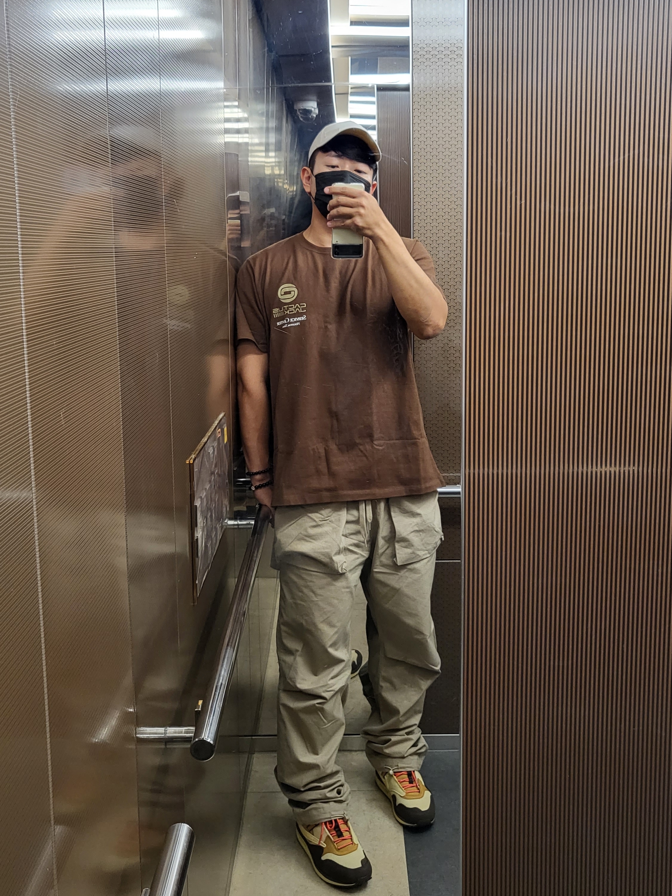 Nike x Travis Scott Air Max 1 Cact.us Brown, Nike x Travis Scott NRG BH S/S T-Shirt Cacao Wow - US/EU 착용 스타일