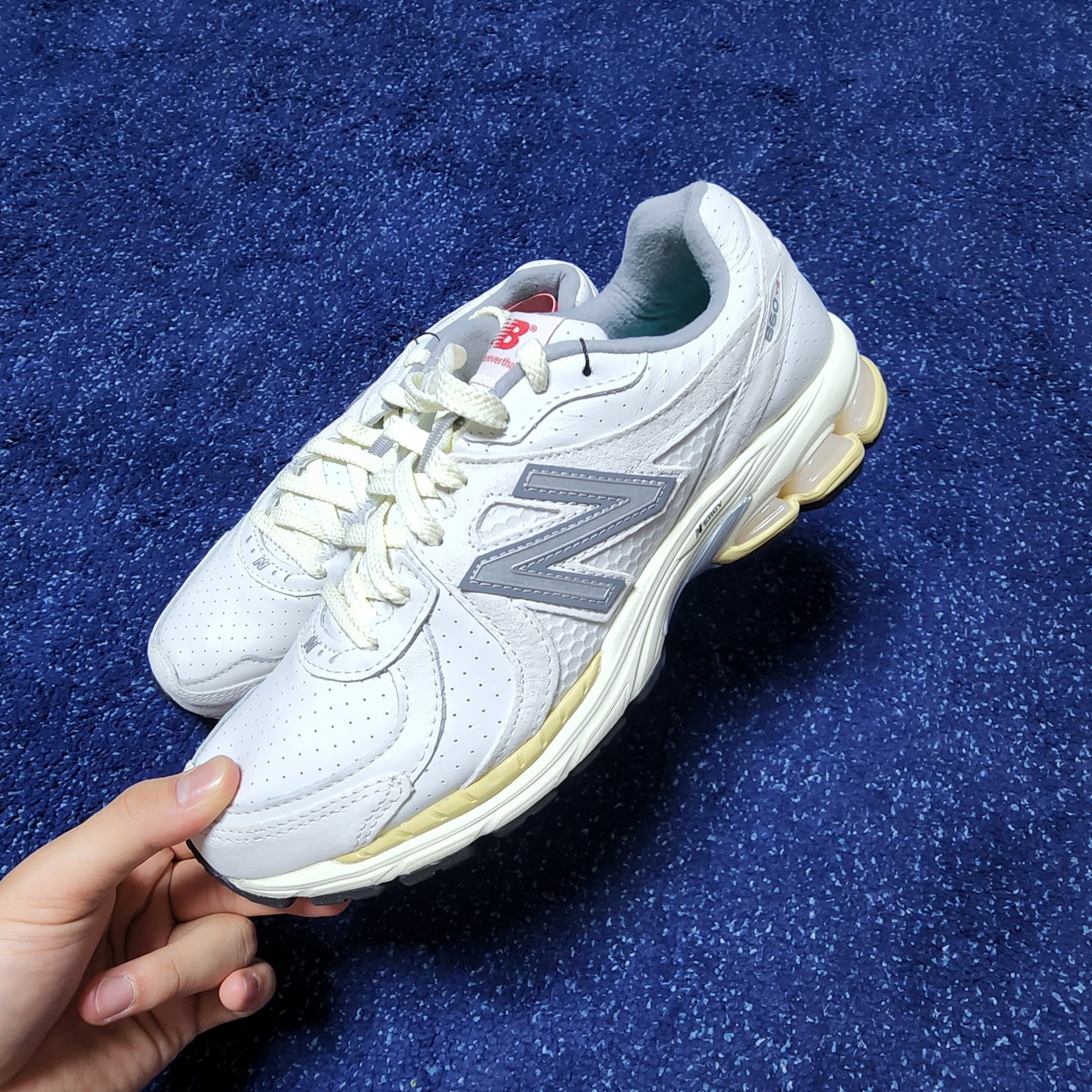 New Balance x Thisisneverthat 860v2 White 착용 스타일