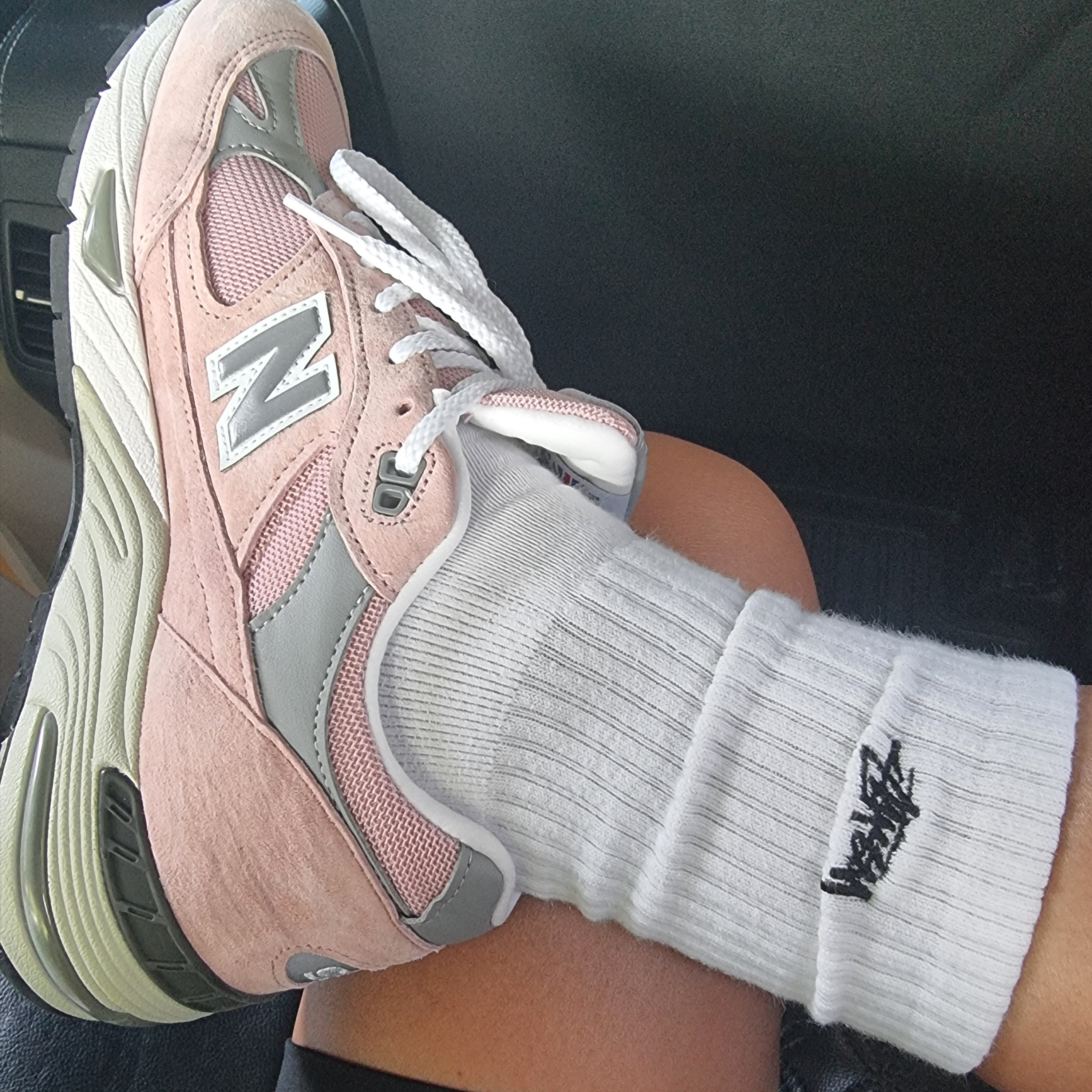 New Balance 991 Made in UK Shy Pink, Stussy Small Stock Crew Socks White (3 Pack) 착용 스타일