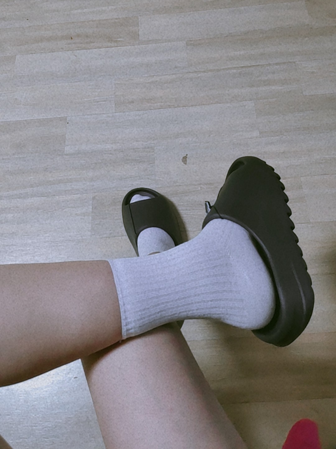 Adidas Yeezy Slide Onyx 착용 스타일