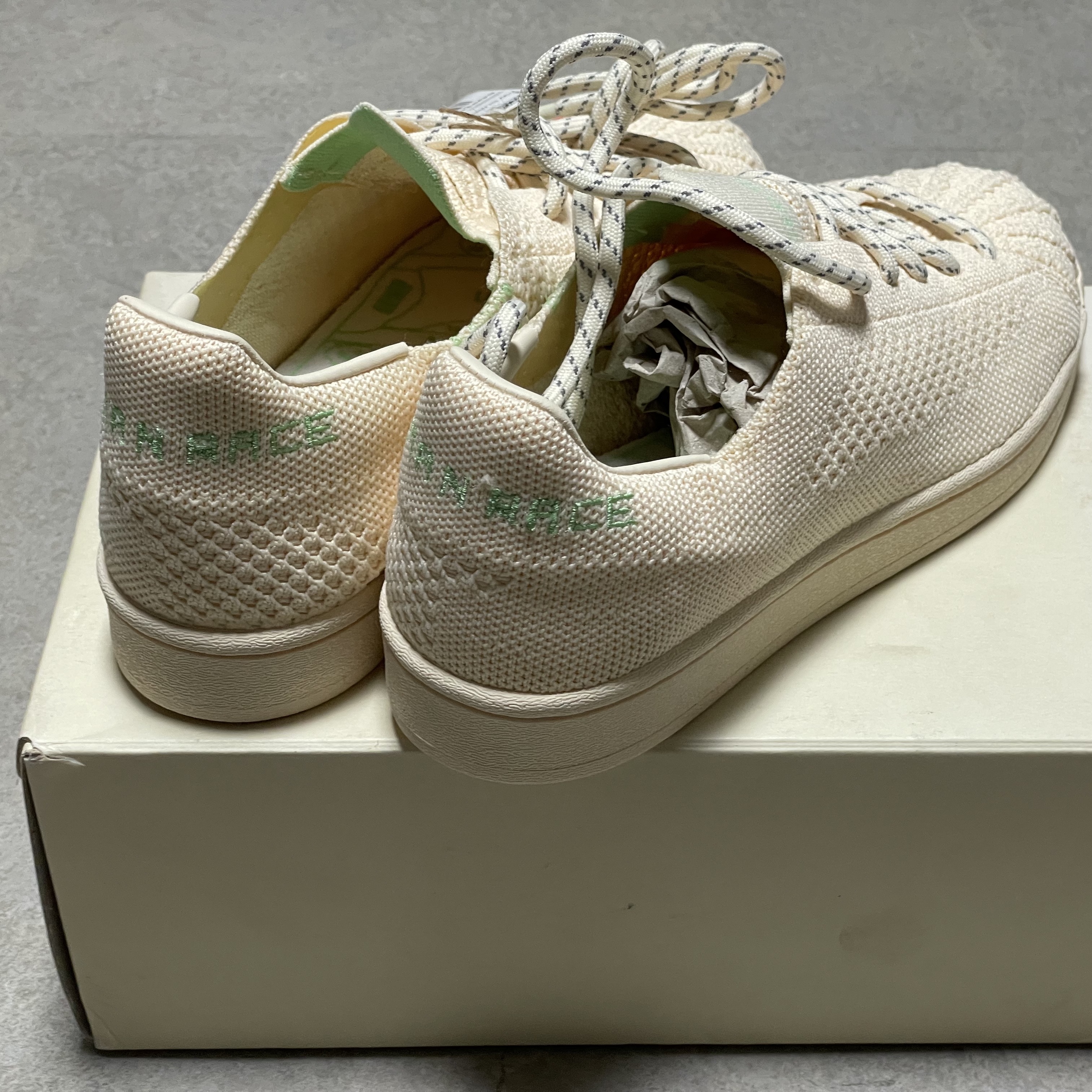 Adidas x Pharrell Williams Superstar Primeknit Cream 착용 스타일 - 3