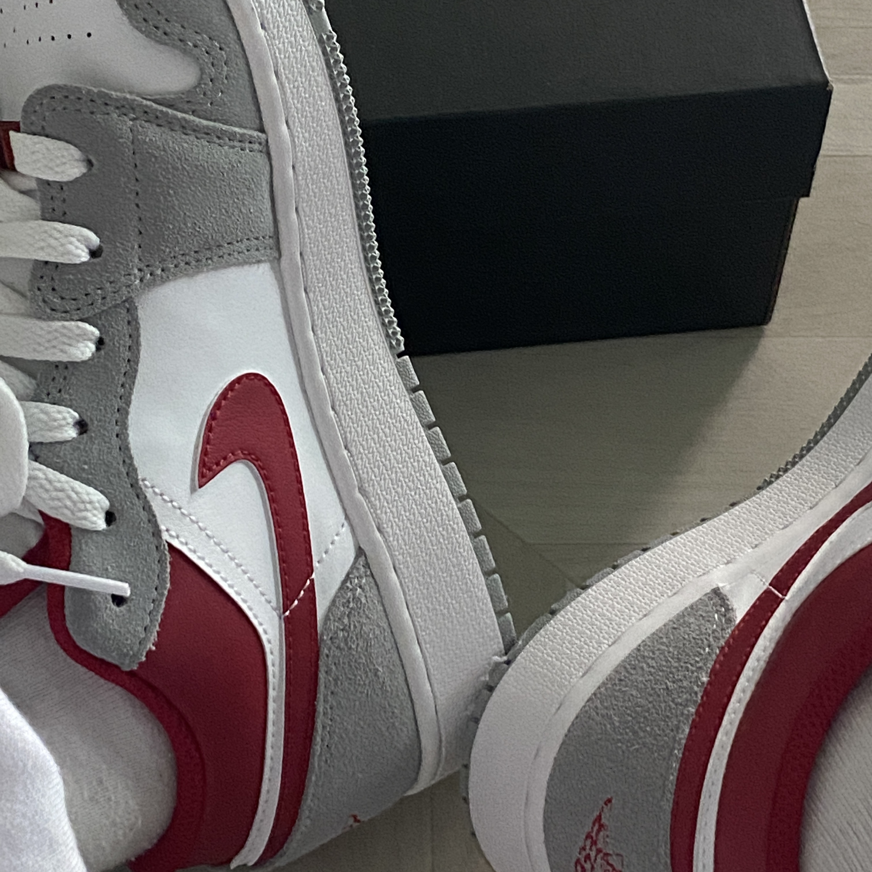 (GS) Jordan 1 Low SE Light Smoke Grey Gym Red 착용 스타일