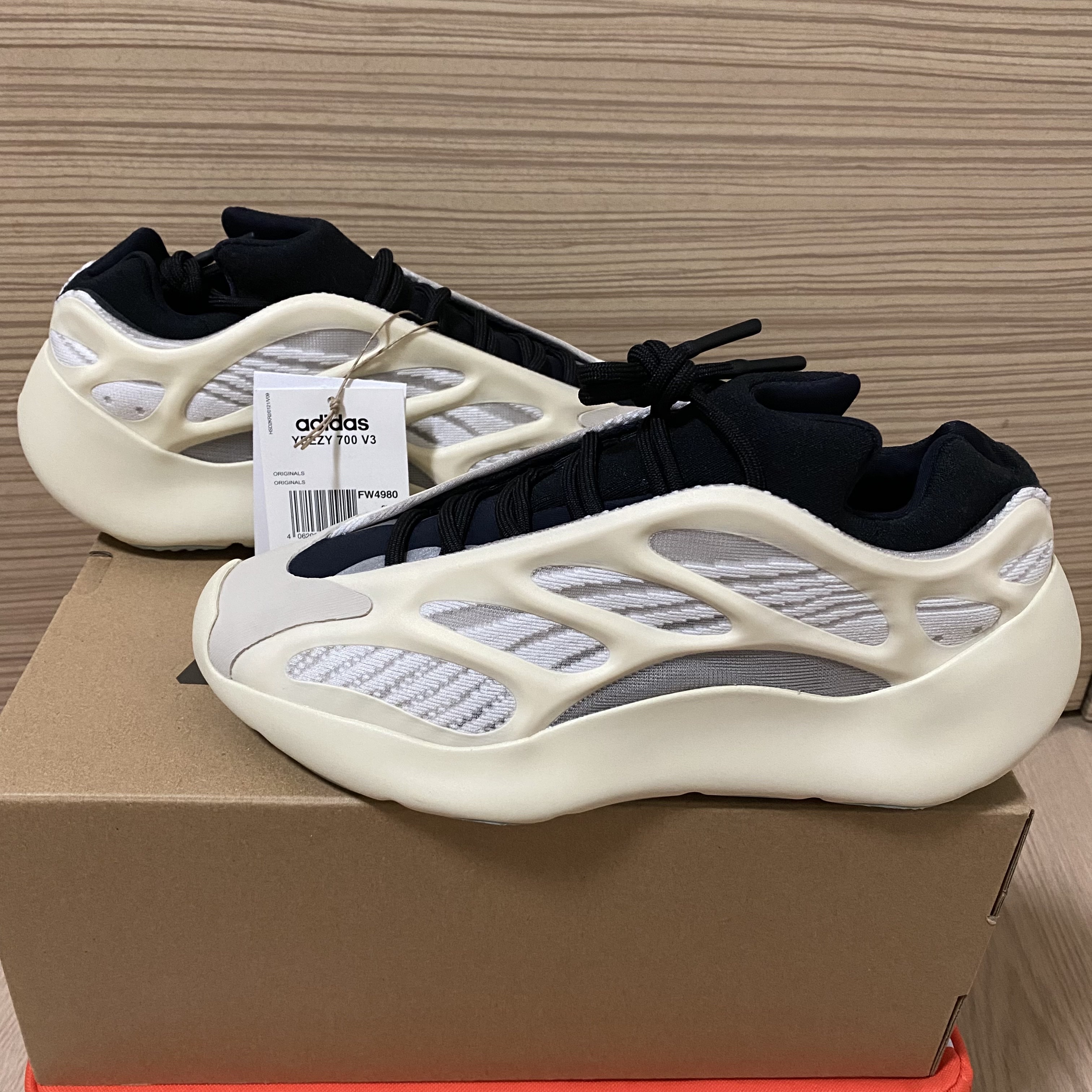 Adidas Yeezy 700 V3 Azael 2022/2023 착용 스타일 - 1