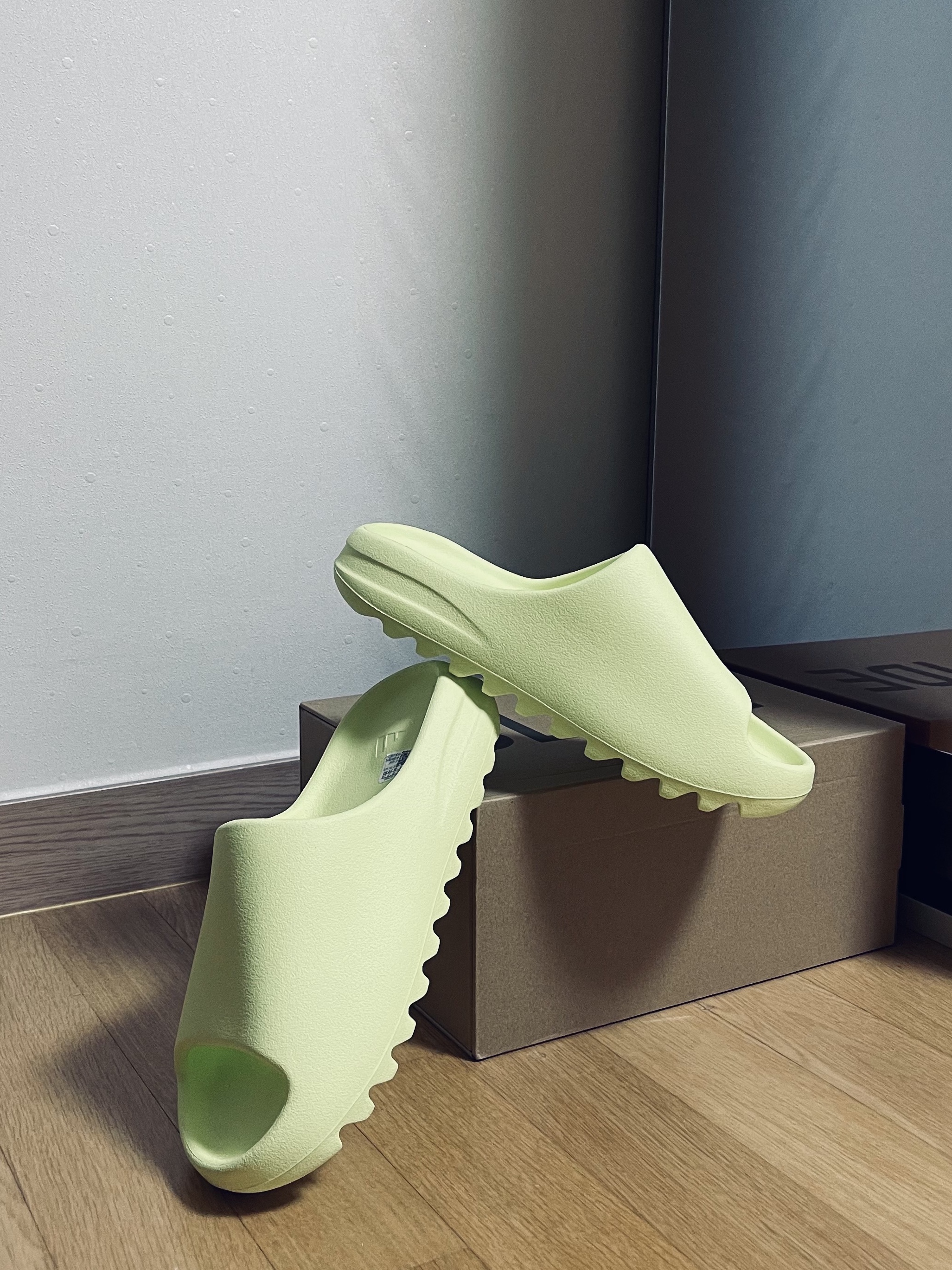 Adidas Yeezy Slide Glow Green 2022/2023 착용 스타일