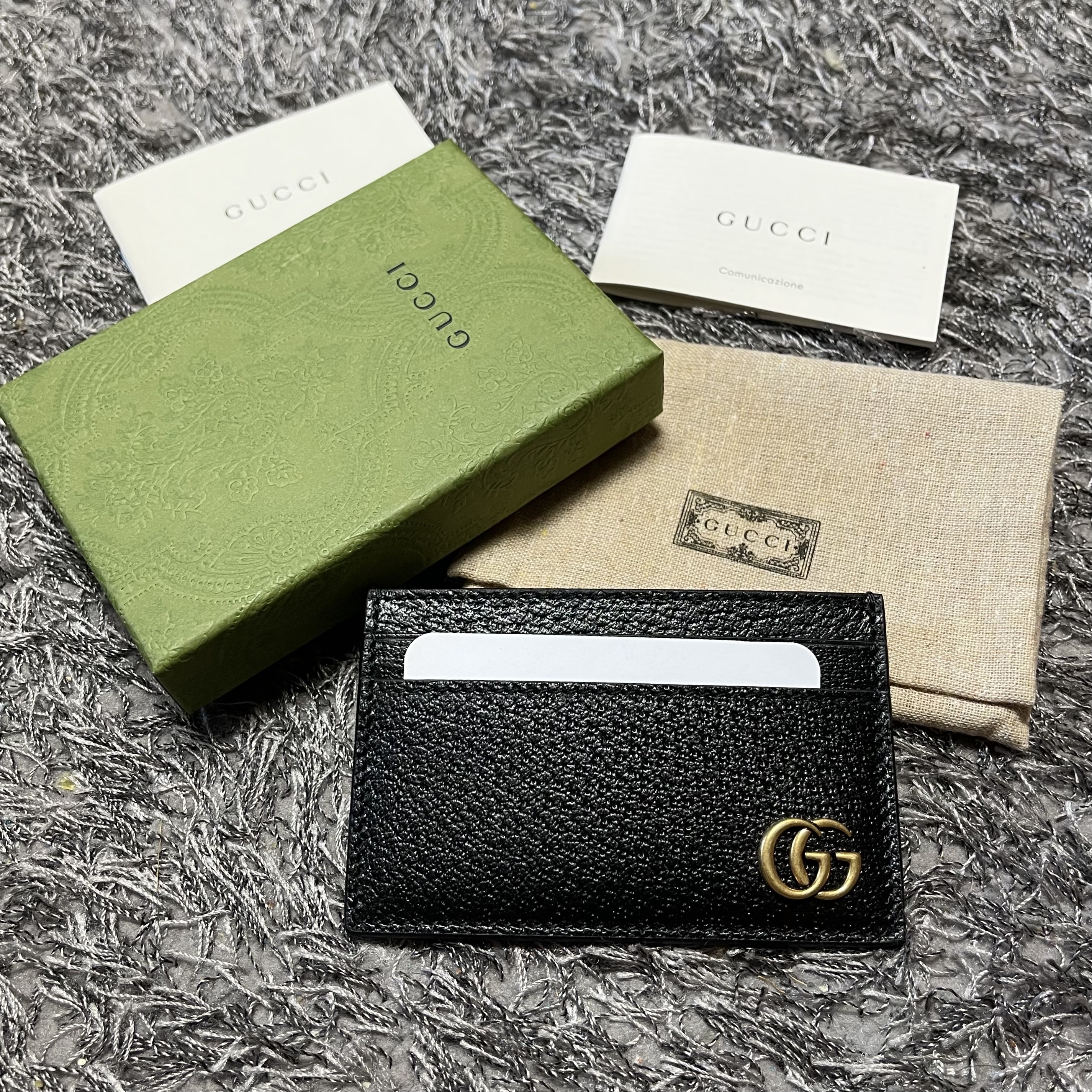 Gucci GG Marmont Leather Card Case Black 착용 스타일