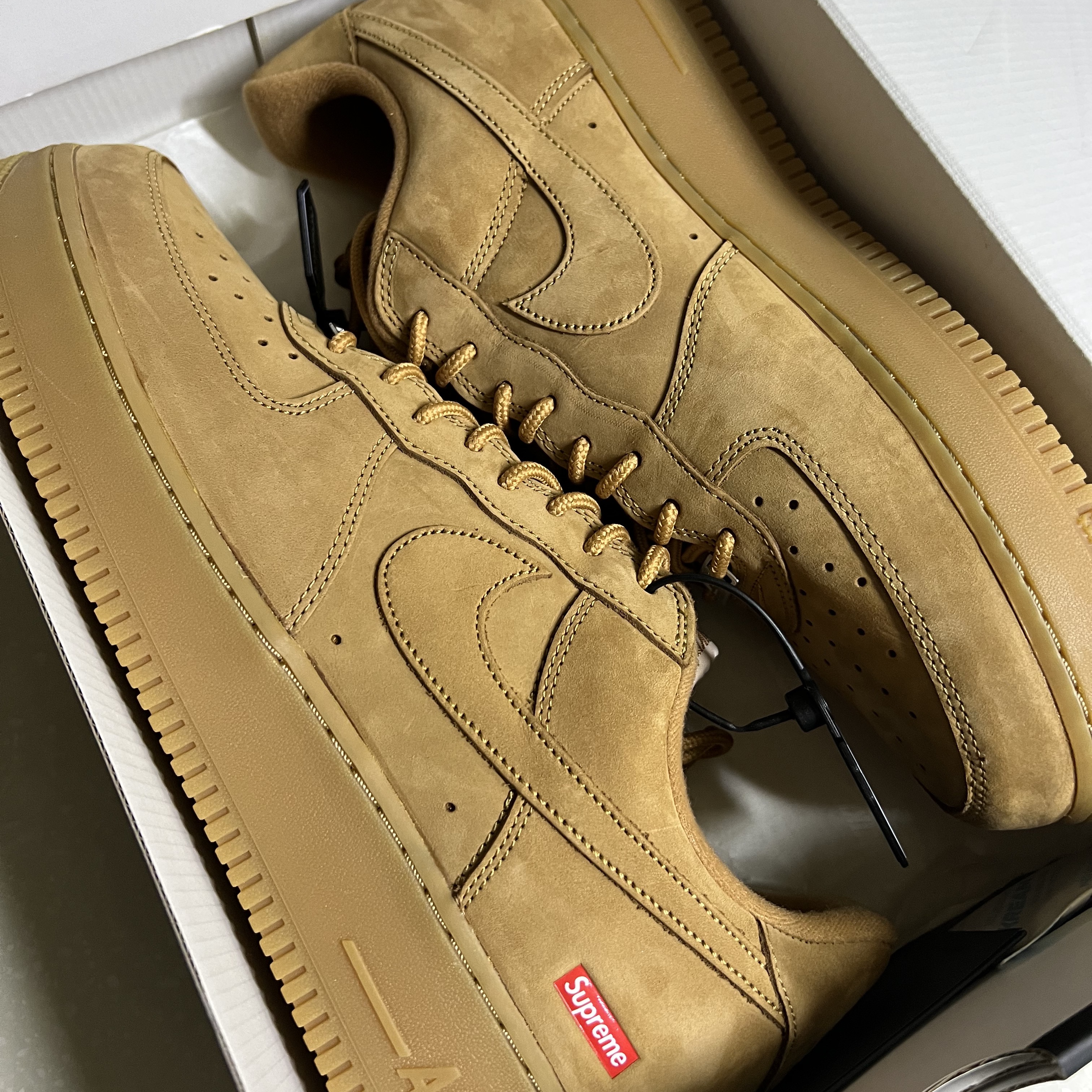 Nike x Supreme Air Force 1 Low Flax 착용 스타일