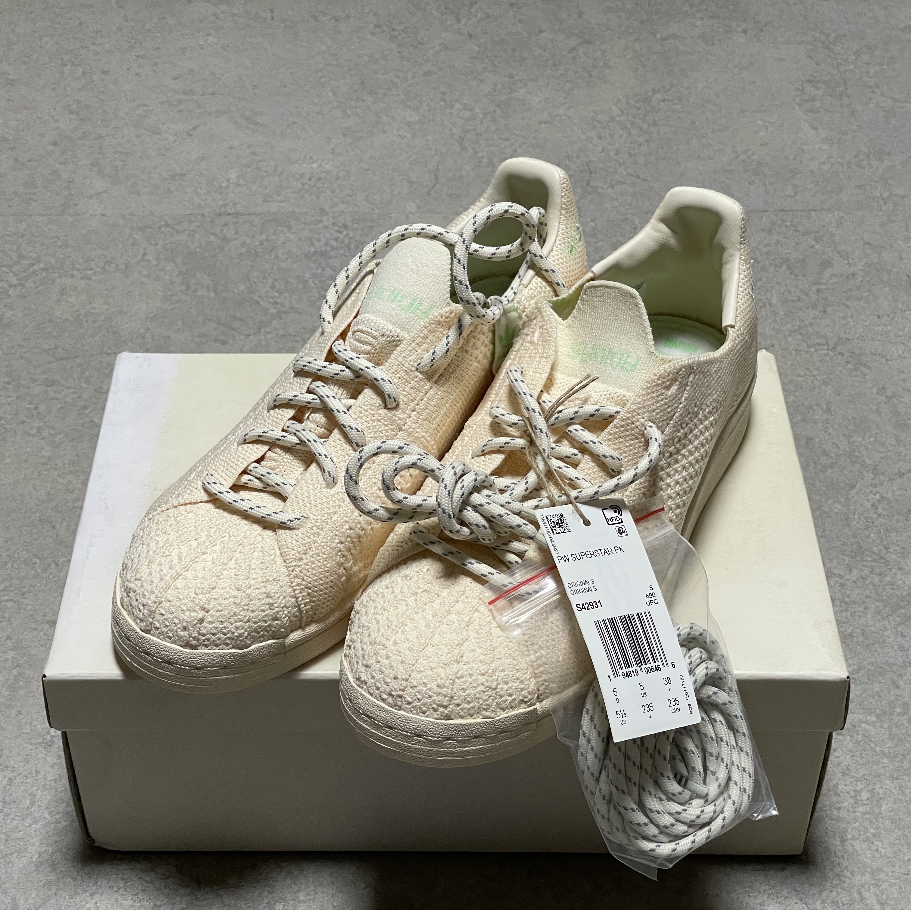 Adidas x Pharrell Williams Superstar Primeknit Cream 착용 스타일 - 1