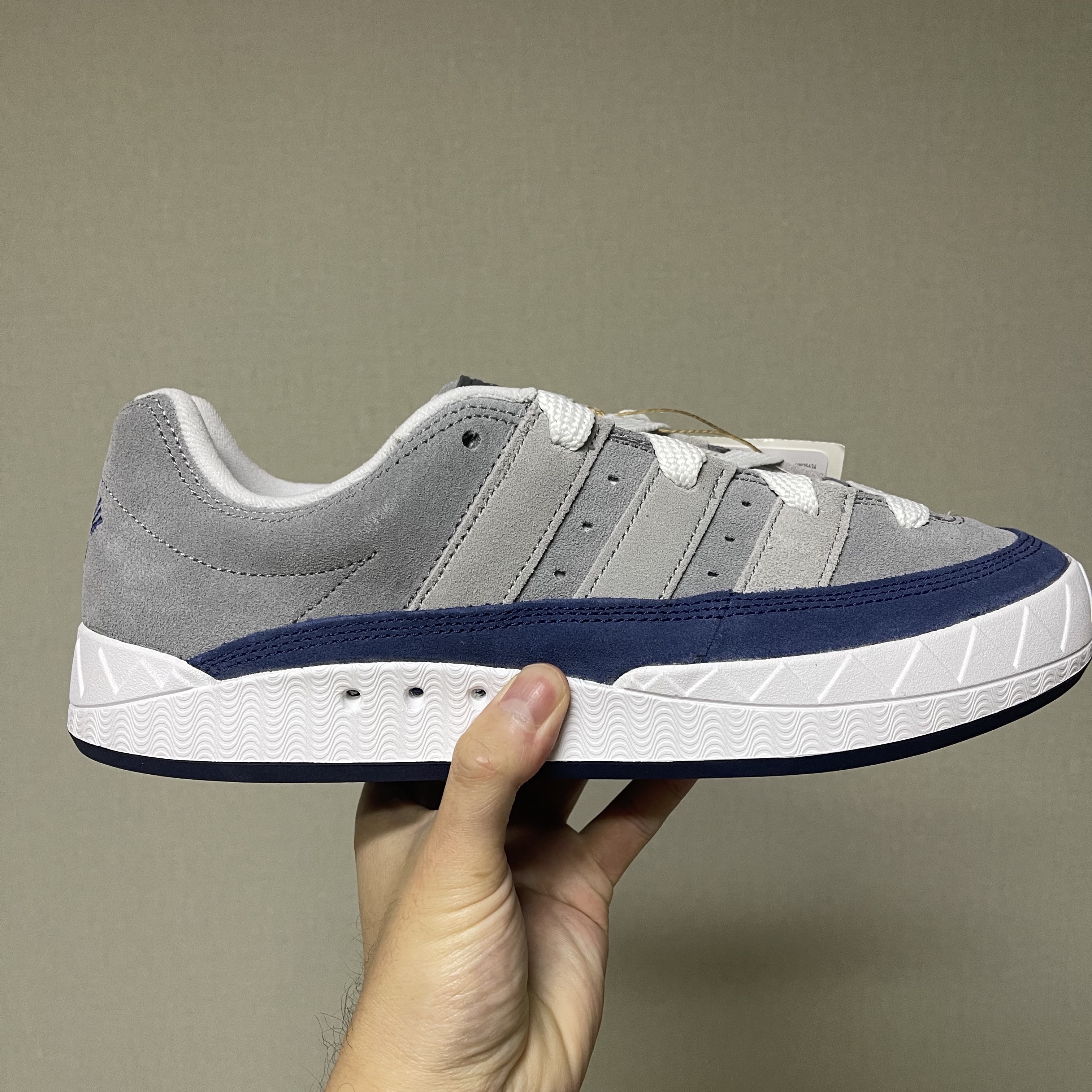 Adidas x Human Made Adimatic Gray 착용 스타일 - 2