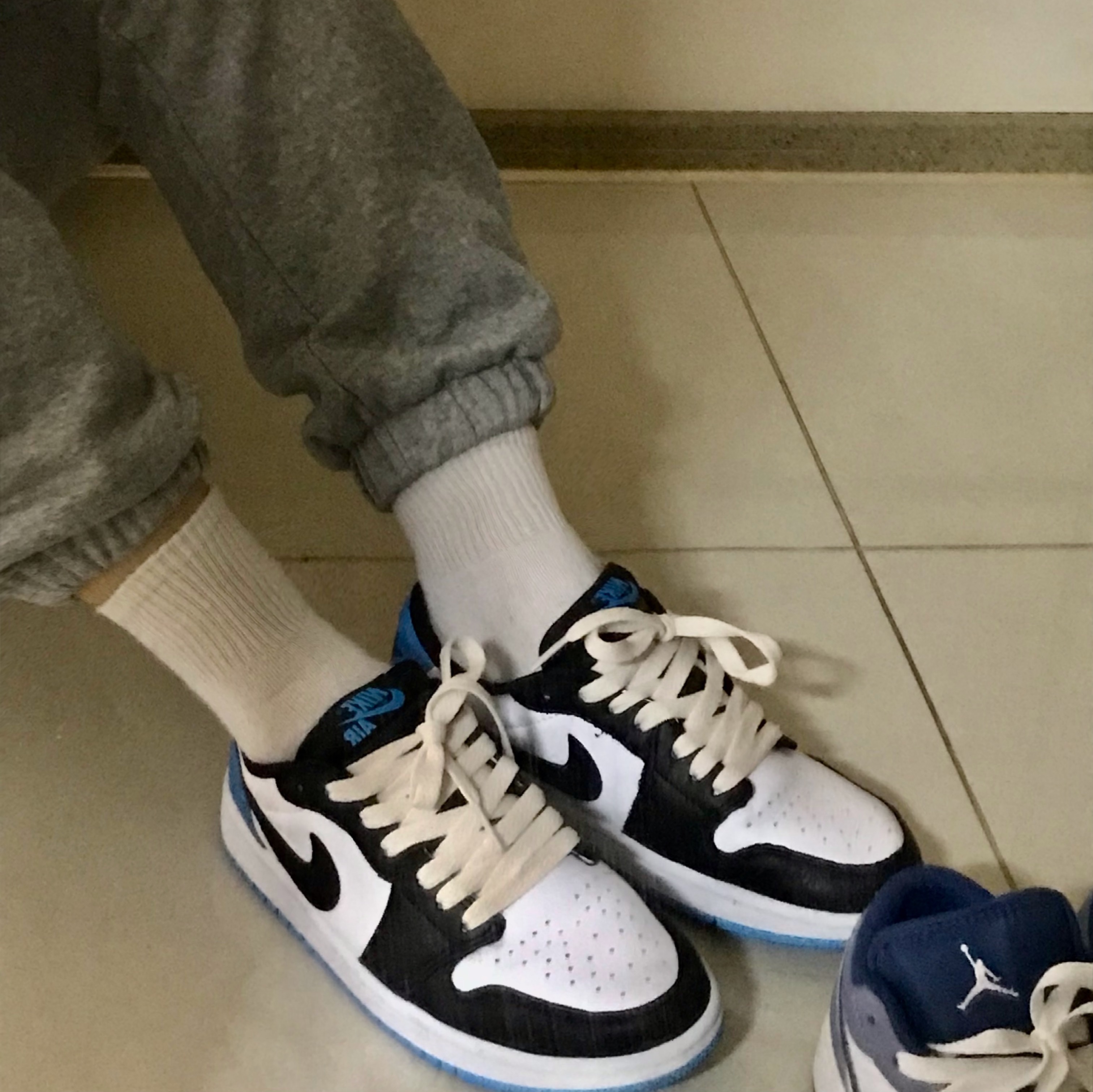 (W) Jordan 1 Retro Low OG Black and Dark Powder Blue 착용 스타일