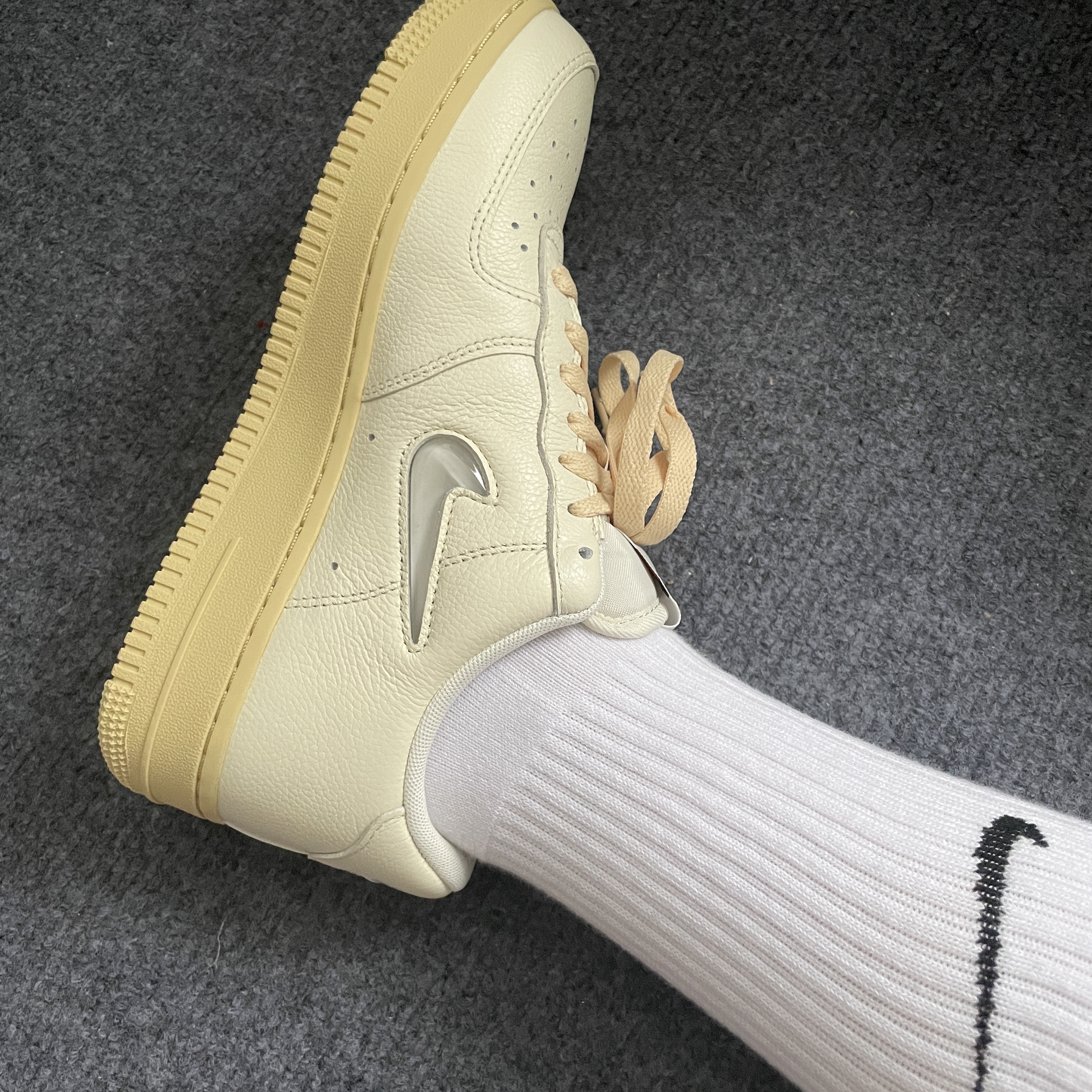 (W) Nike Air Force 1 '07 LX Coconut Milk and Lemon Wash 착용 스타일 - 1