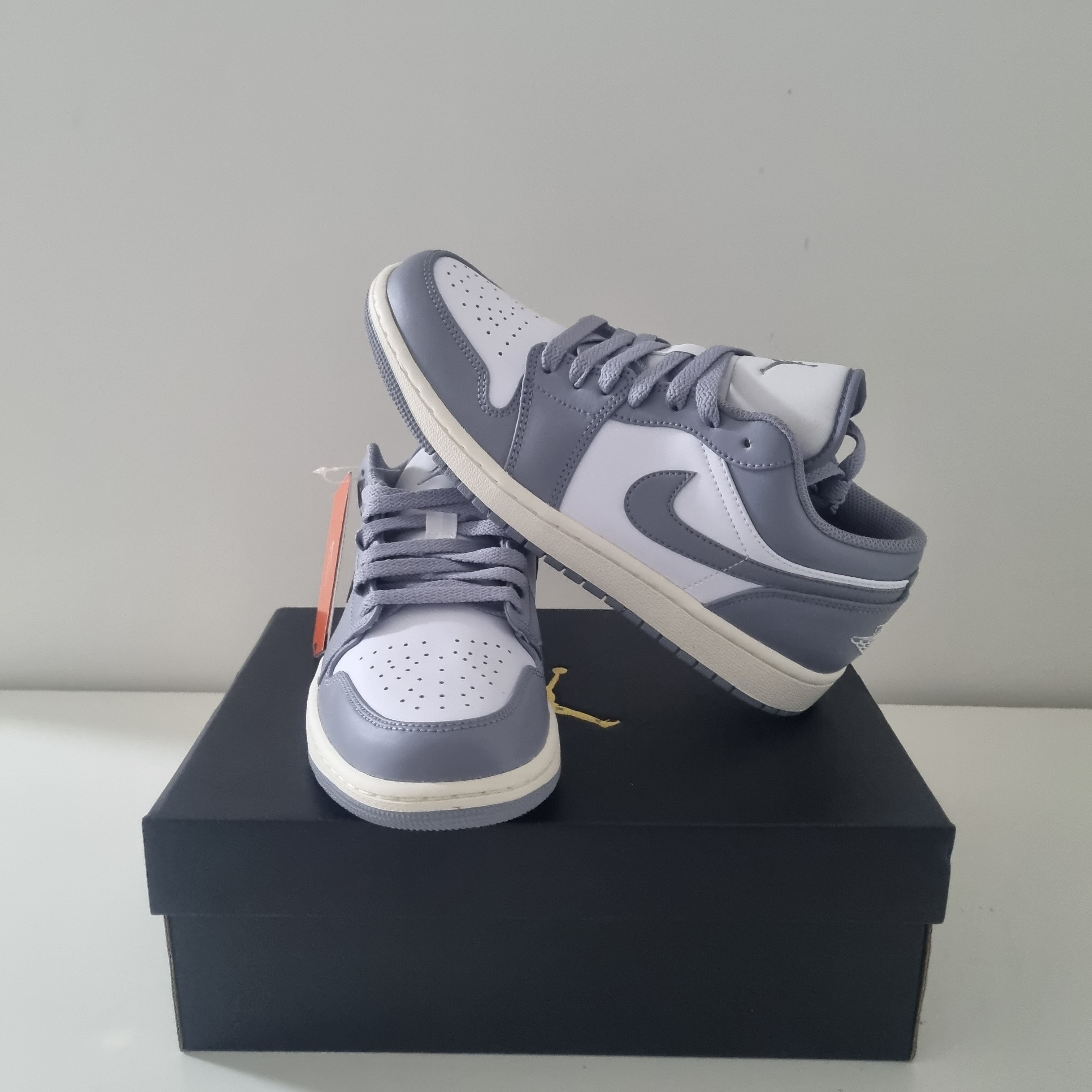 Jordan 1 Low Stealth and White 착용 스타일 - 1