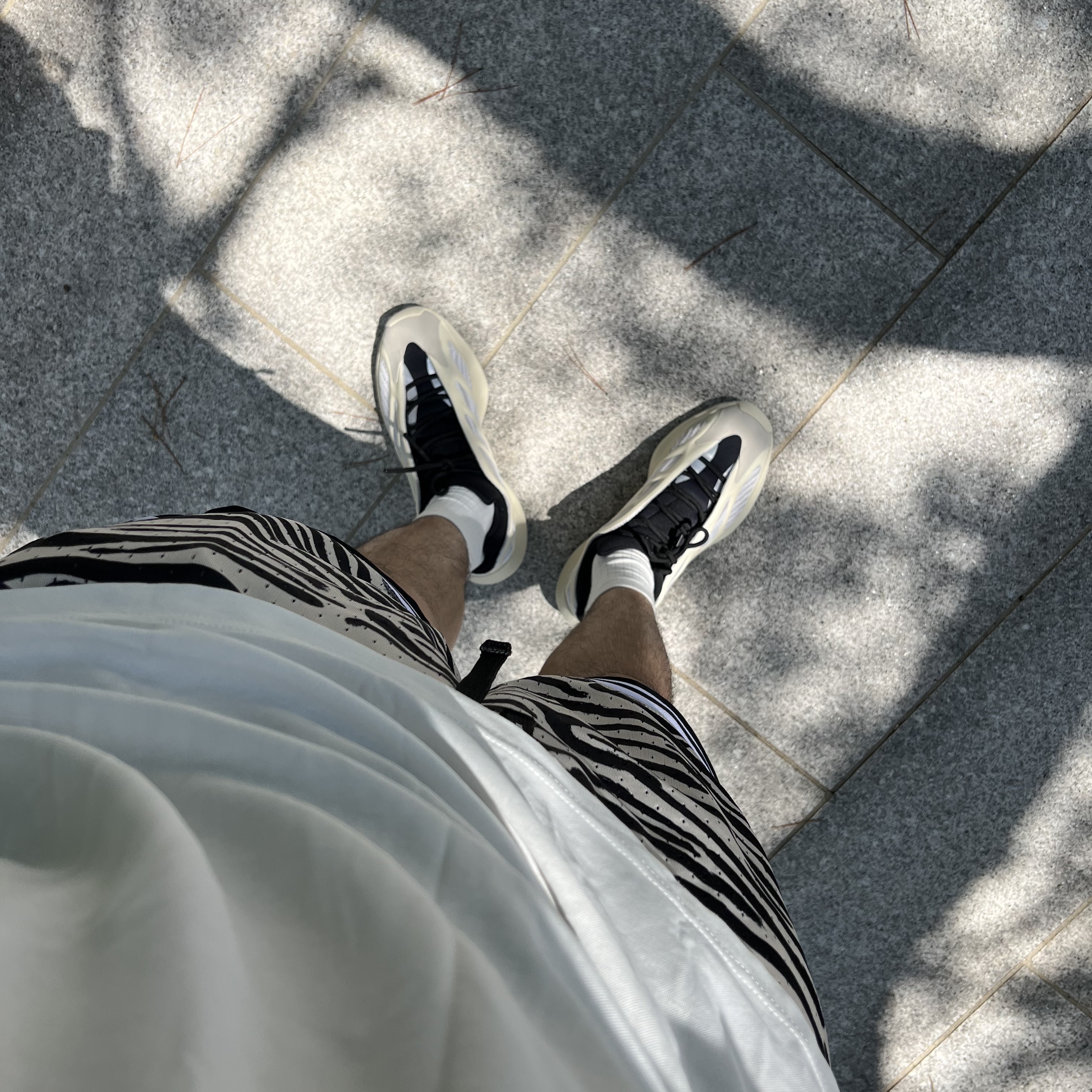 Adidas Yeezy 700 V3 Azael 2022/2023 착용 스타일 - 5
