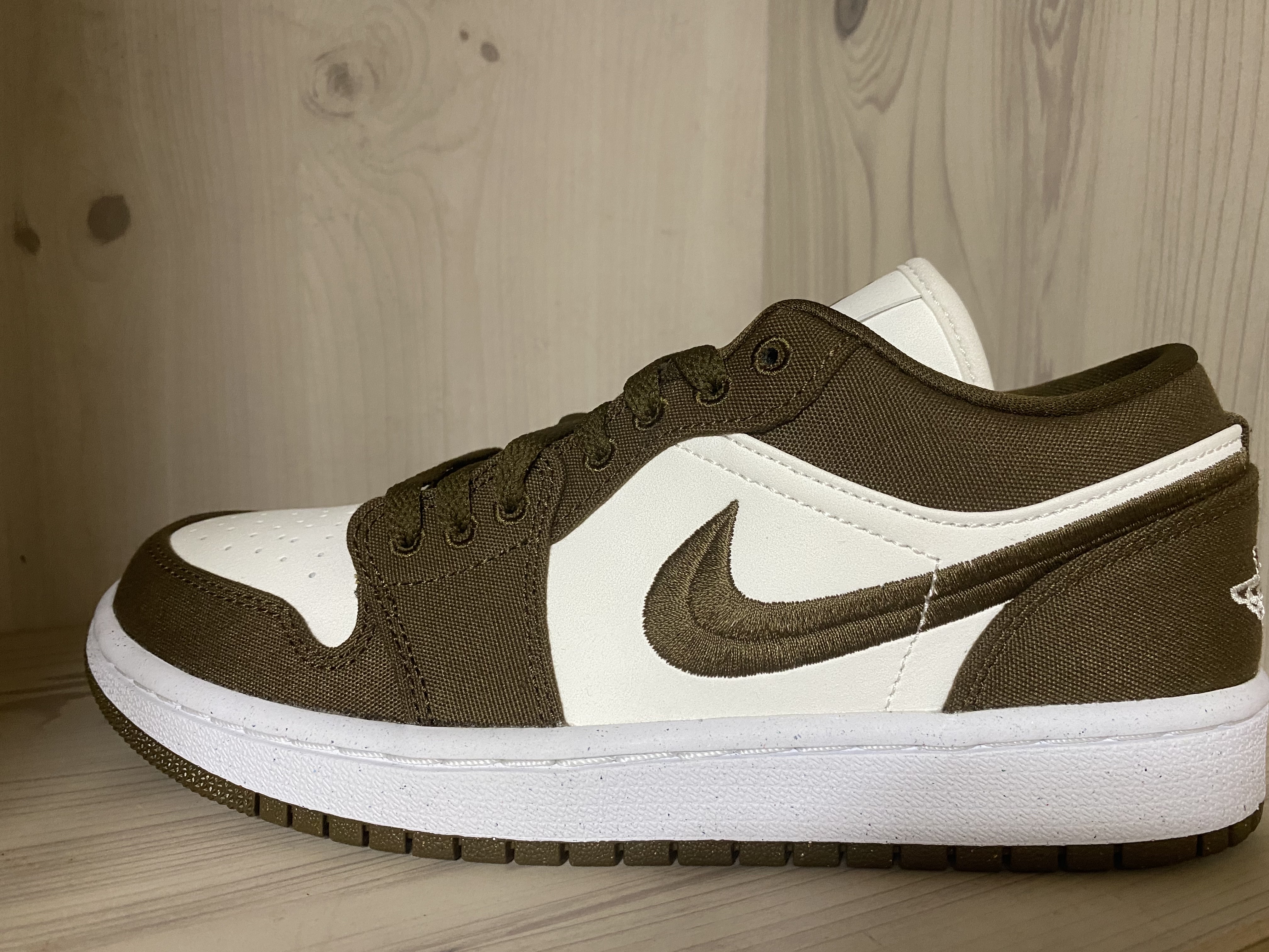 (W) Jordan 1 Low SE Light Olive 착용 스타일 - 1