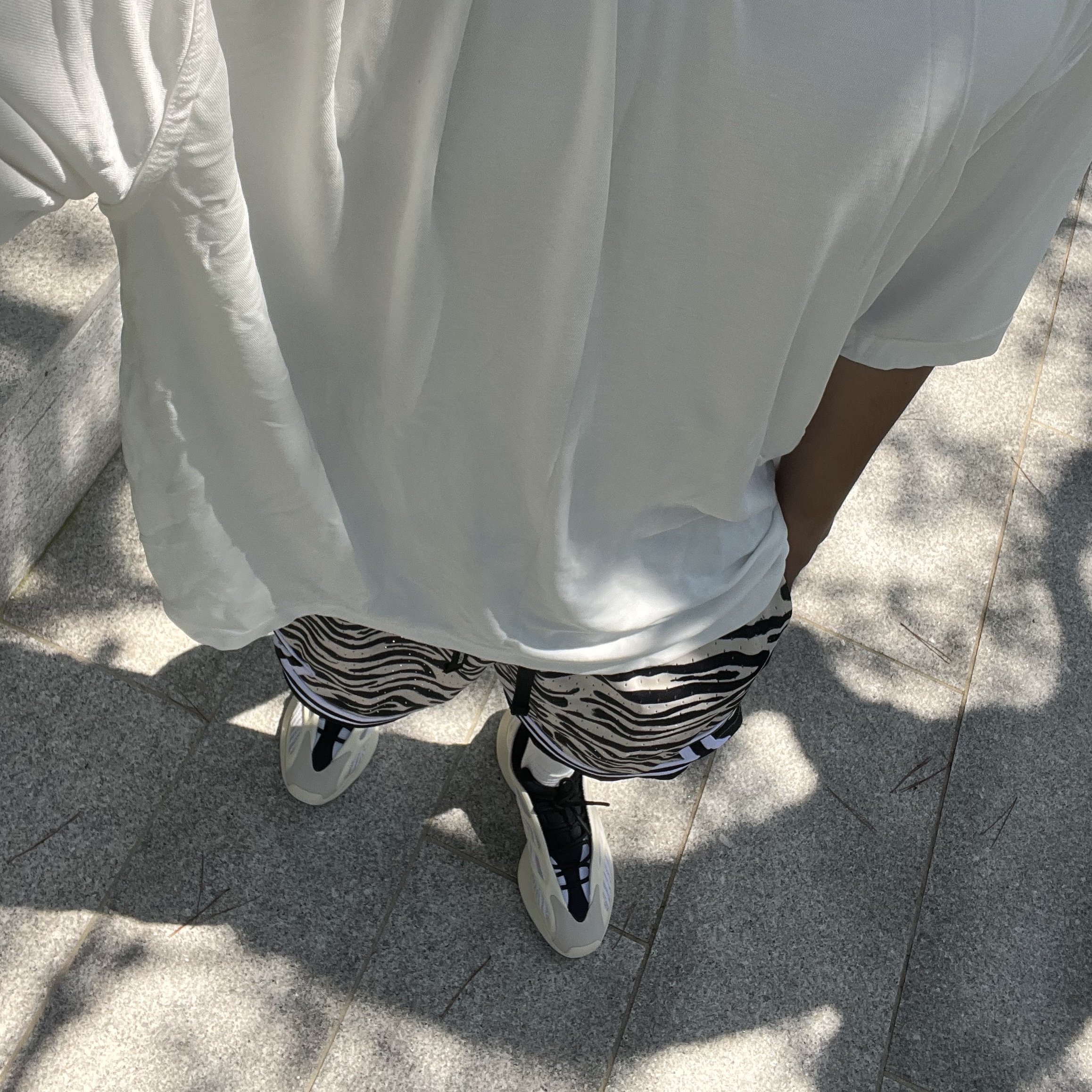Adidas Yeezy 700 V3 Azael 2022/2023 착용 스타일 - 1
