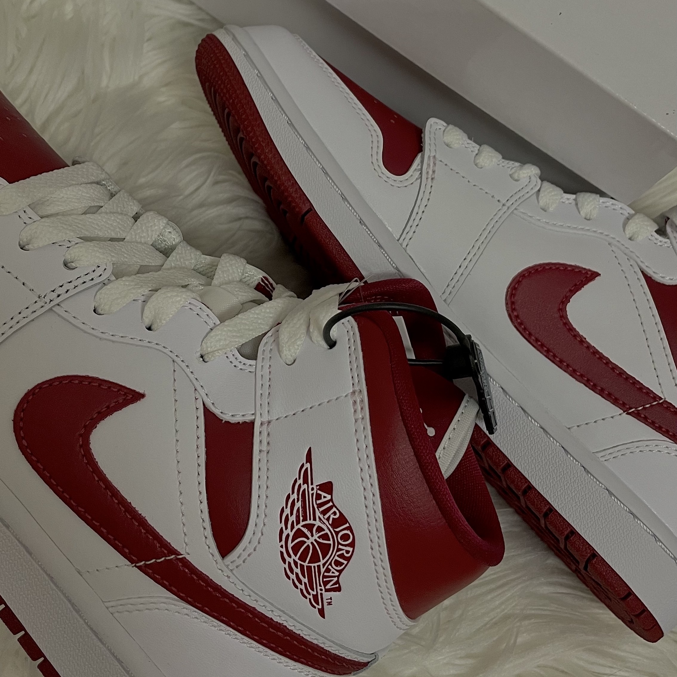 (W) Jordan 1 Mid Championship Red 착용 스타일