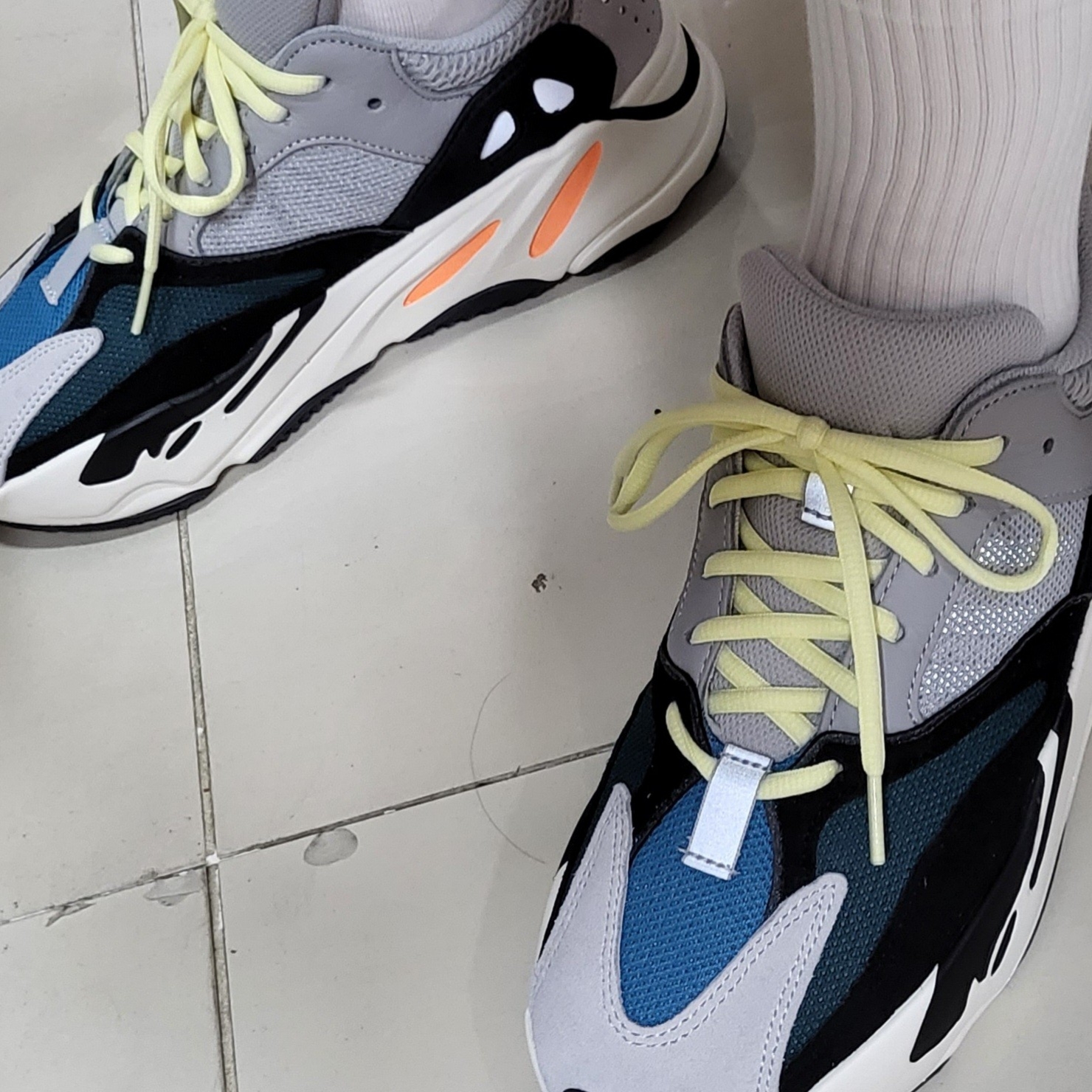 Nike x Off-White Air Force 1 Low Black White, Adidas Yeezy Boost 700 Wave Runner Solid Grey 2021/2022 착용 스타일 - 2