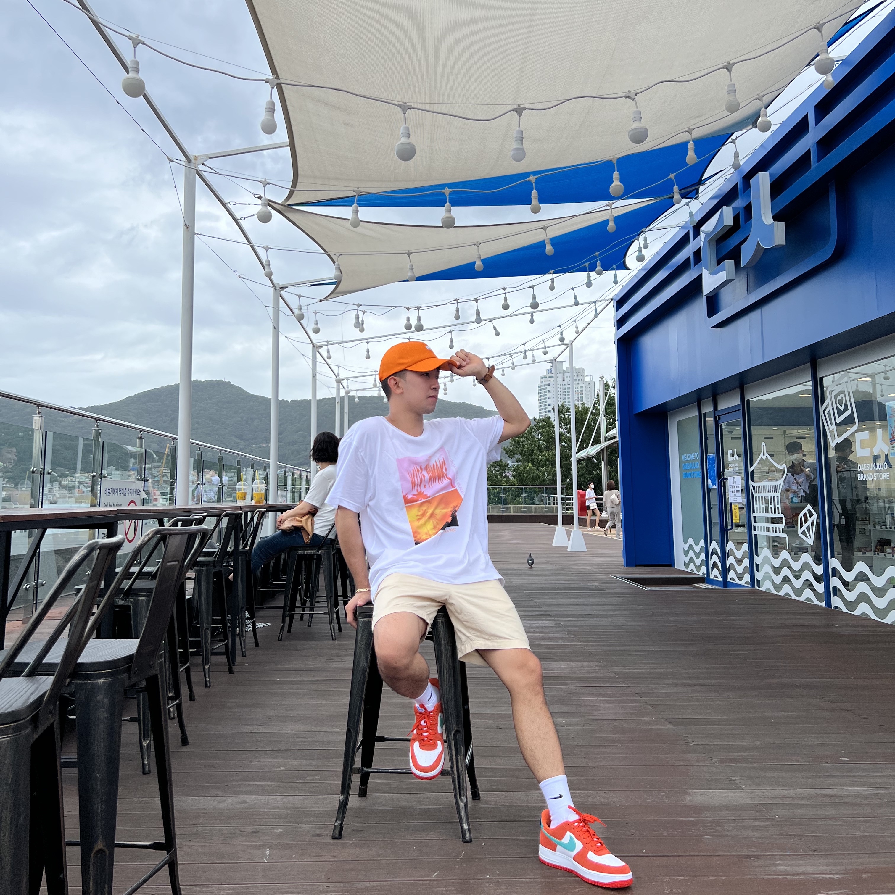 Nike Air Force 1 '07 LV8 Athletic Club Rush Orange Washed Teal 착용 스타일 - 2