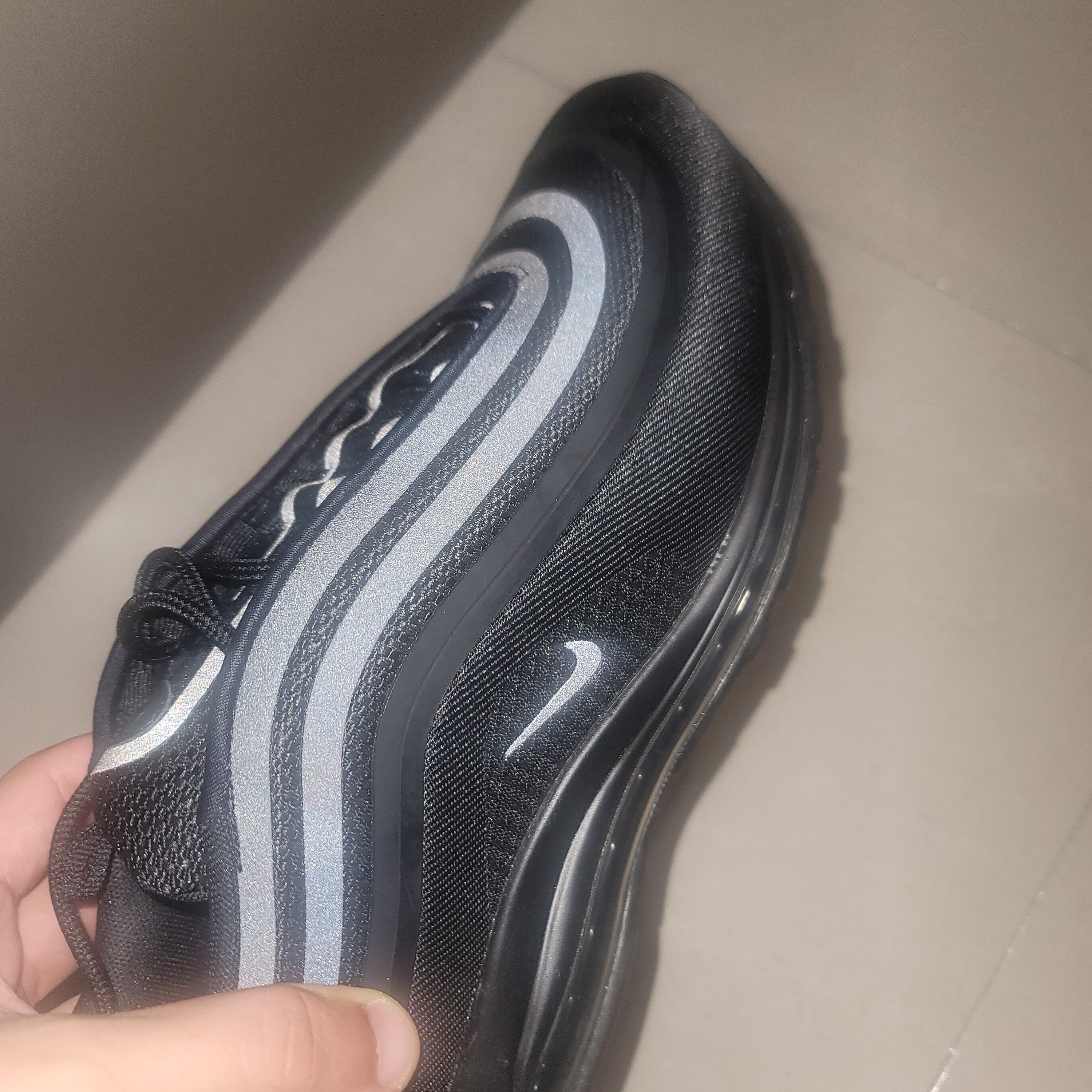 Nike Air Max 97 Ultra 17 Triple Black 착용 스타일 - 3