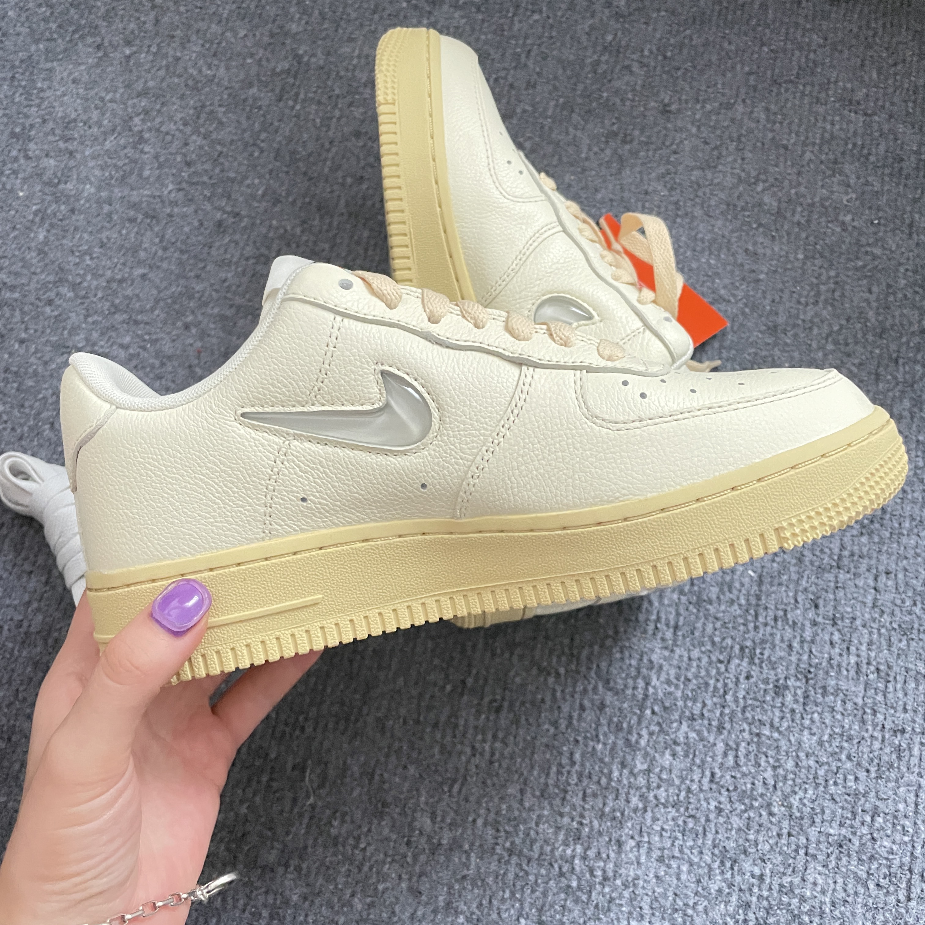 (W) Nike Air Force 1 '07 LX Coconut Milk and Lemon Wash 착용 스타일 - 3