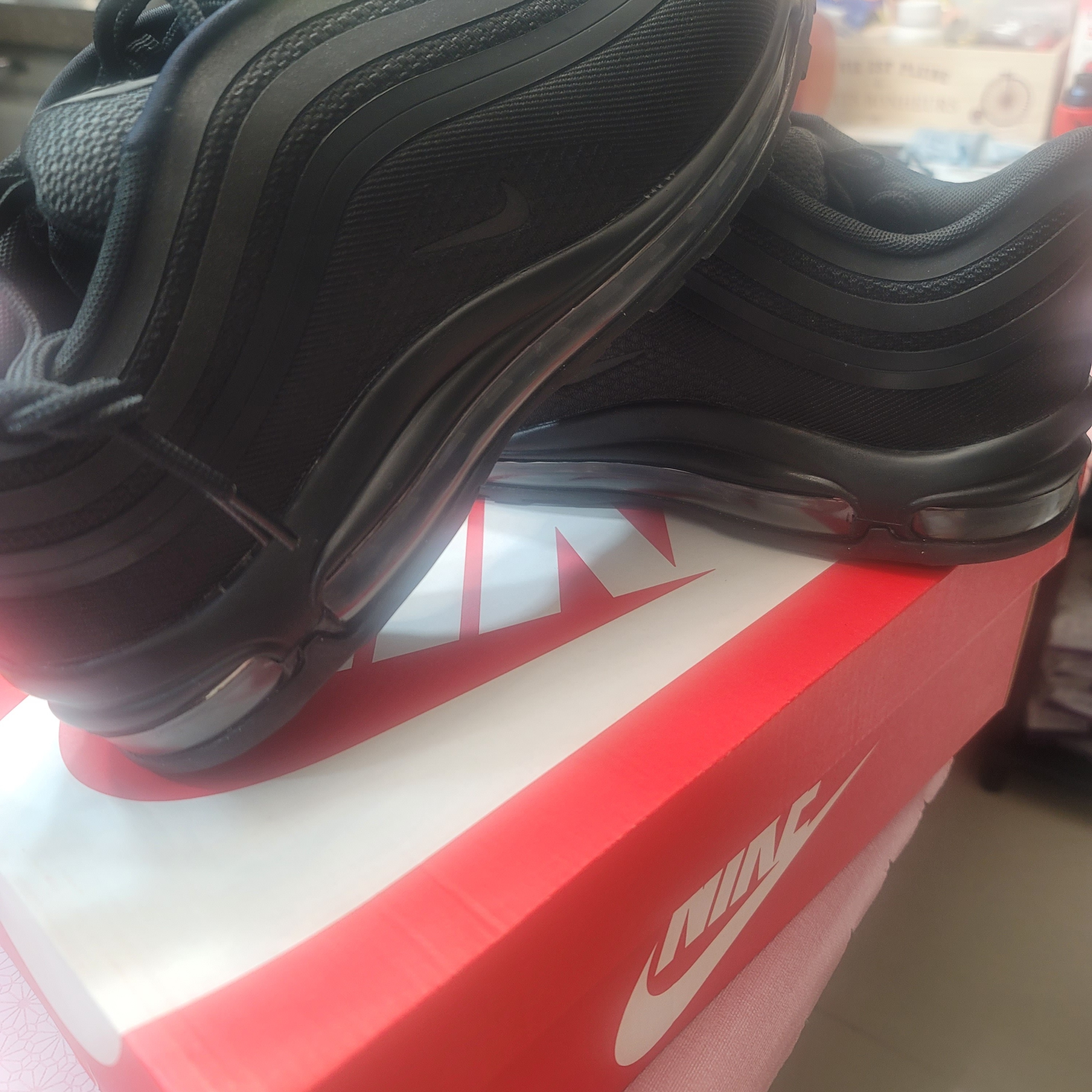 Nike Air Max 97 Ultra 17 Triple Black 착용 스타일 - 2