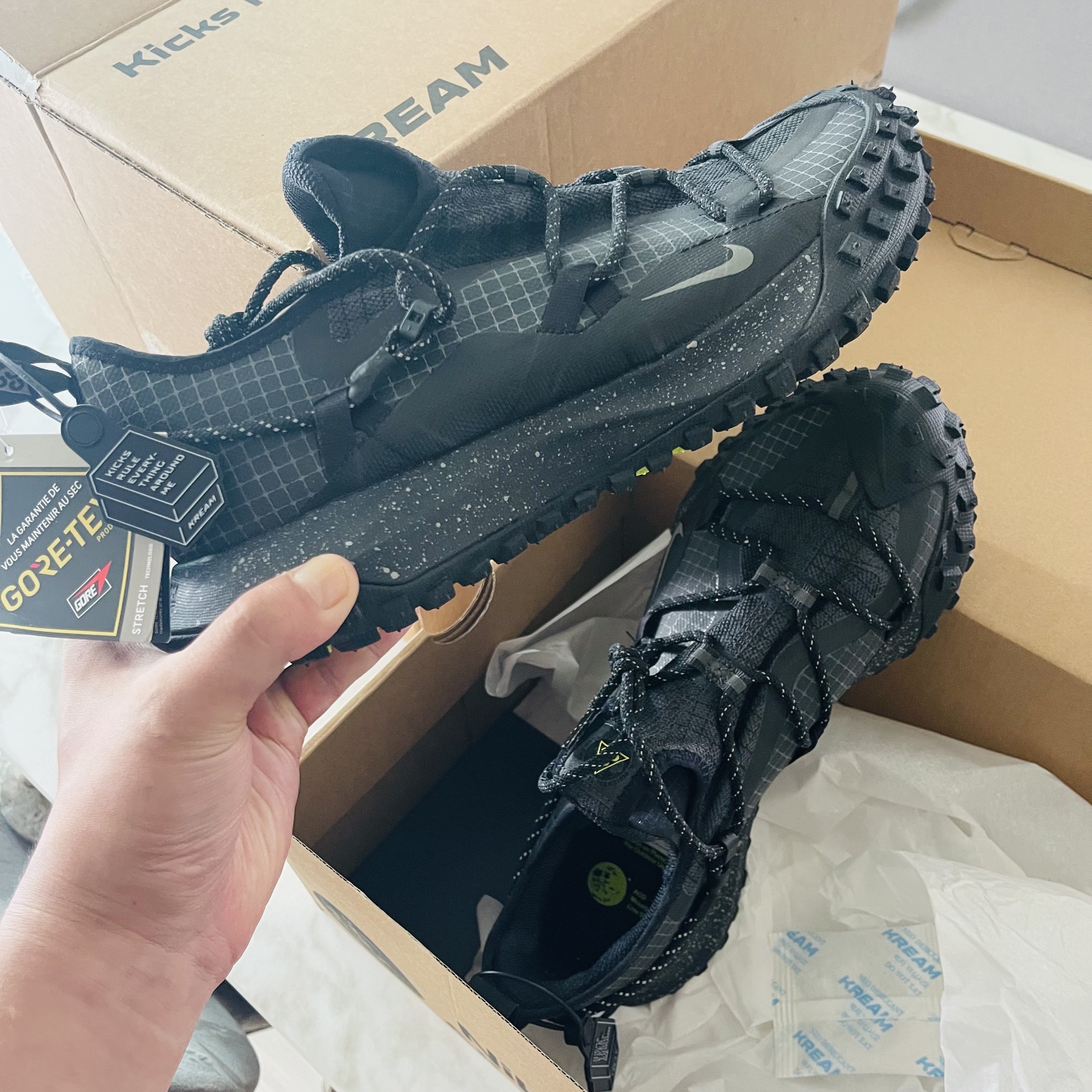 Nike ACG Mountain Fly Low Gore-Tex SE Dark Smoke Grey 착용 스타일 - 2