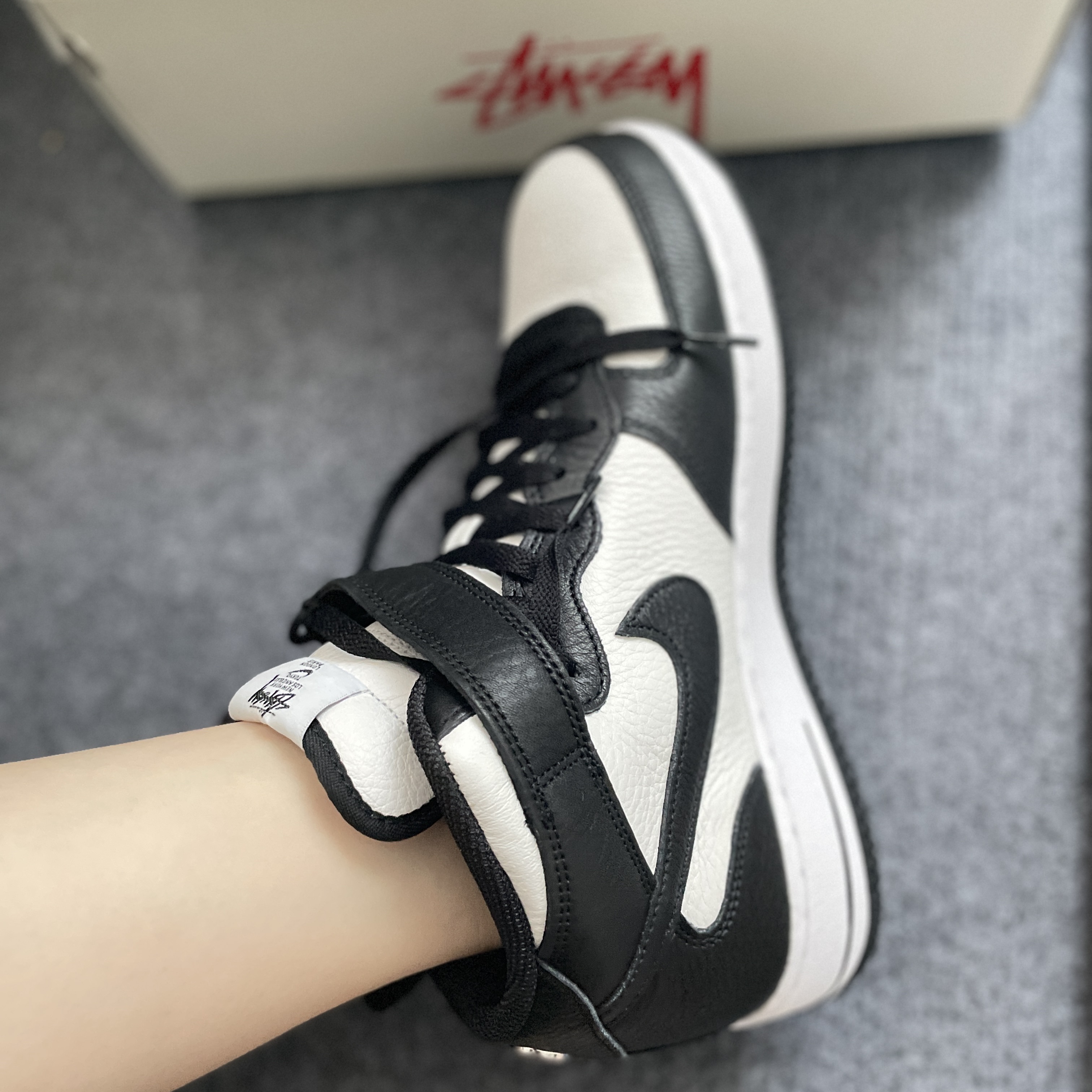 Nike x Stussy Air Force 1 '07 Mid SP Black and Light Bone 착용 스타일 - 2