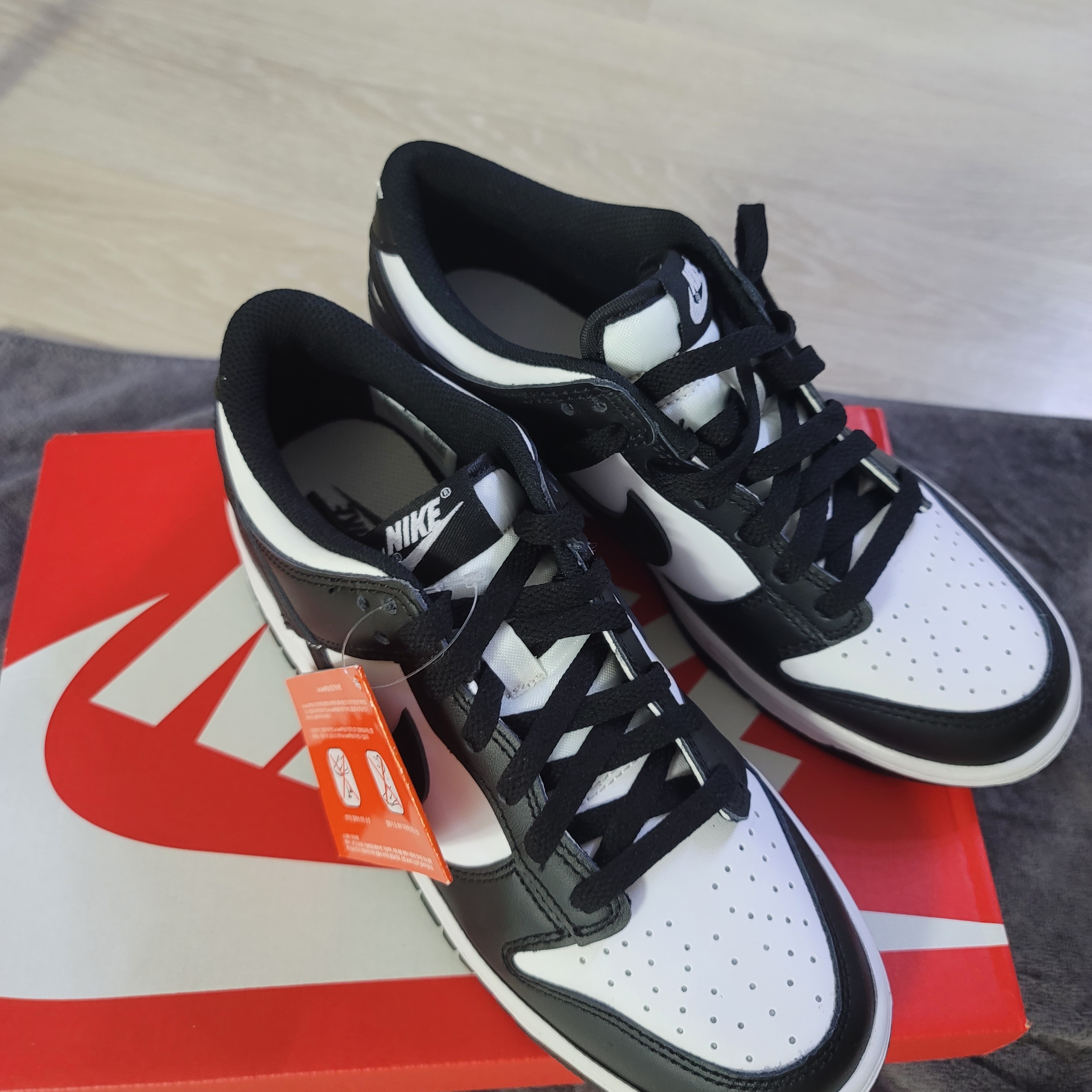 (GS) Nike Dunk Low Black, Jordan 1 Retro Low OG Black and Dark Powder Blue 착용 스타일 - 1