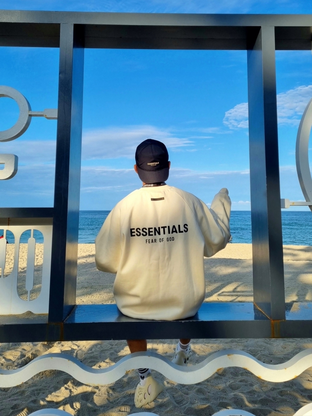 Adidas Yeezy Foam RNNR Sand, Essentials Pull-Over Crewneck Sweatshirt Cream - 21SS 착용 스타일