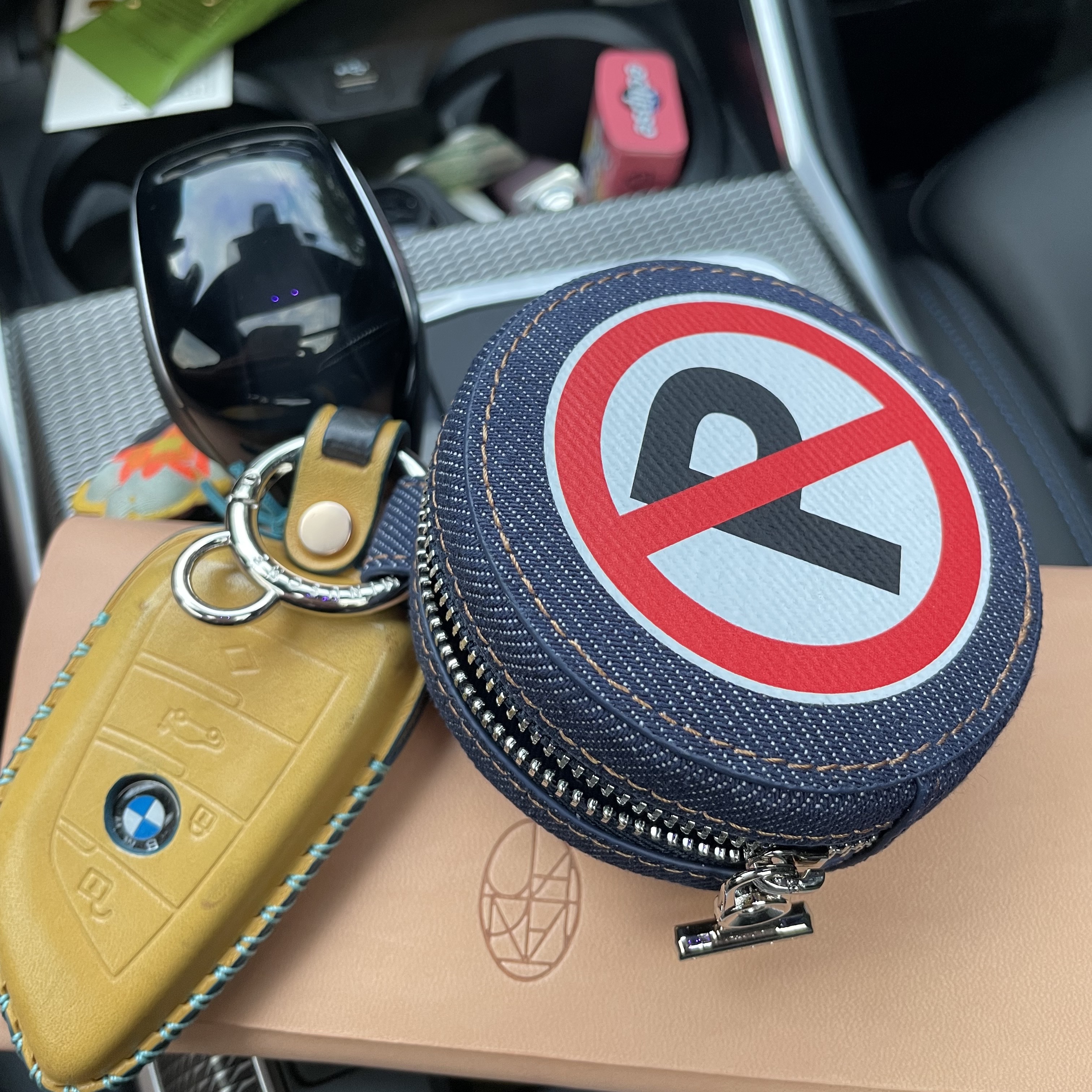 Peaceminusone Denim Pouch #1 Blue 착용 스타일