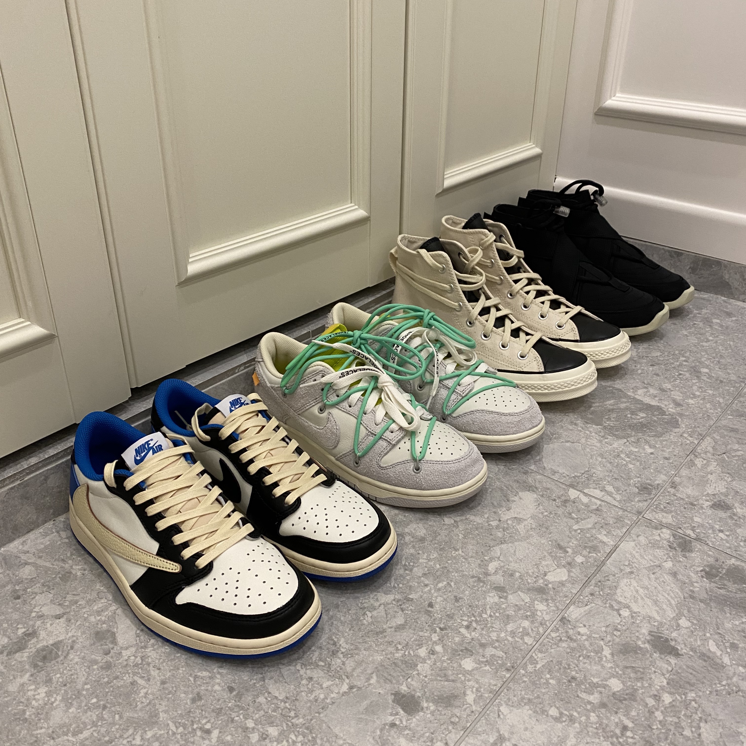 Jordan 1 x Travis Scott x Fragment Retro Low OG SP Military Blue, Nike x Off-White Dunk Low The 50 - Lot 14 착용 스타일