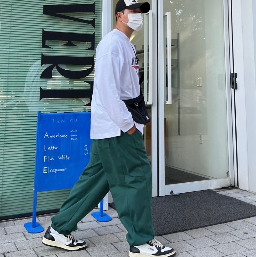 Autry Medalist Low Leather Sneakers Black White 착용 스타일 - 2
