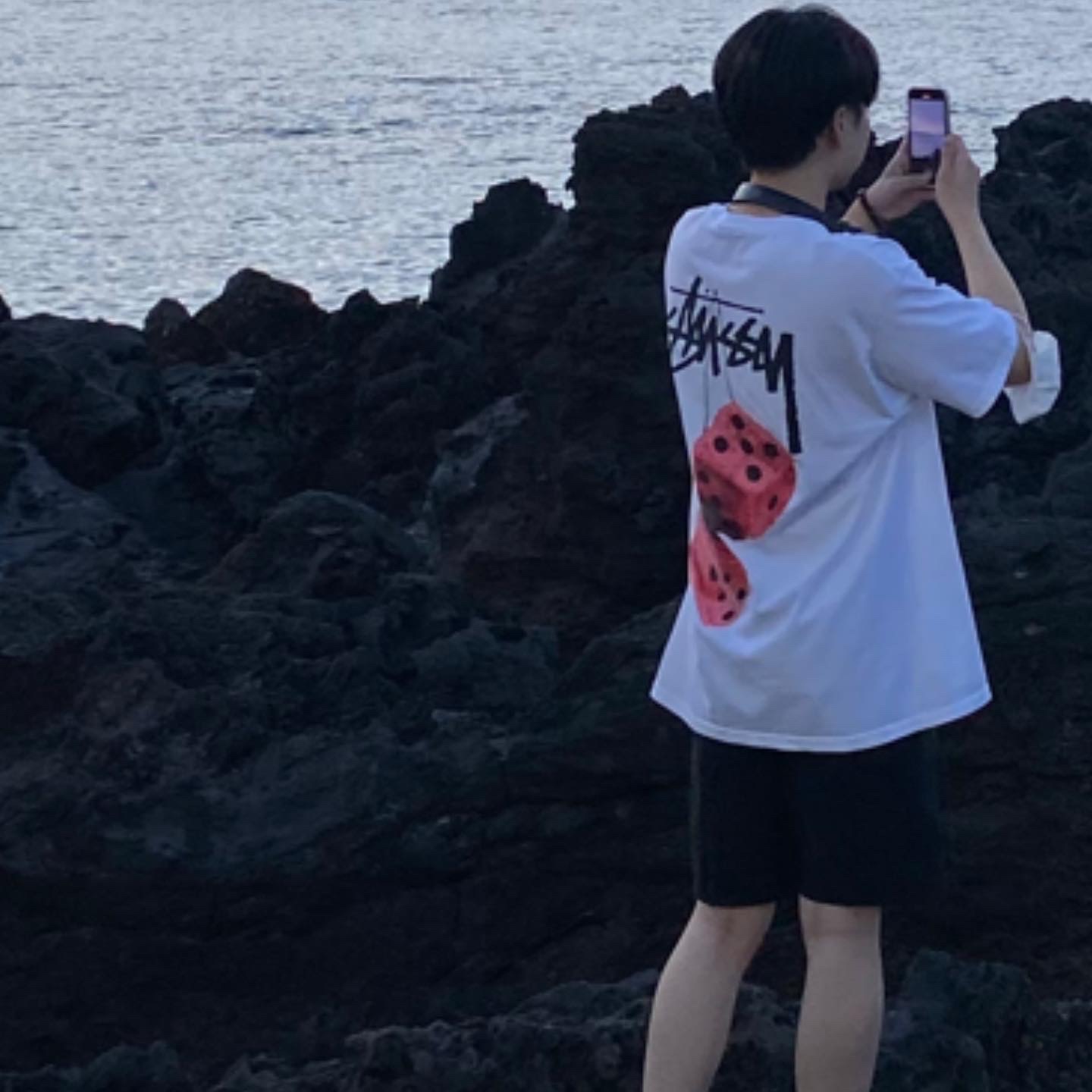 Stussy Fuzzy Dice T-Shirt White, Nike Air Force 1 '07 Low Triple Black 착용 스타일 - 2