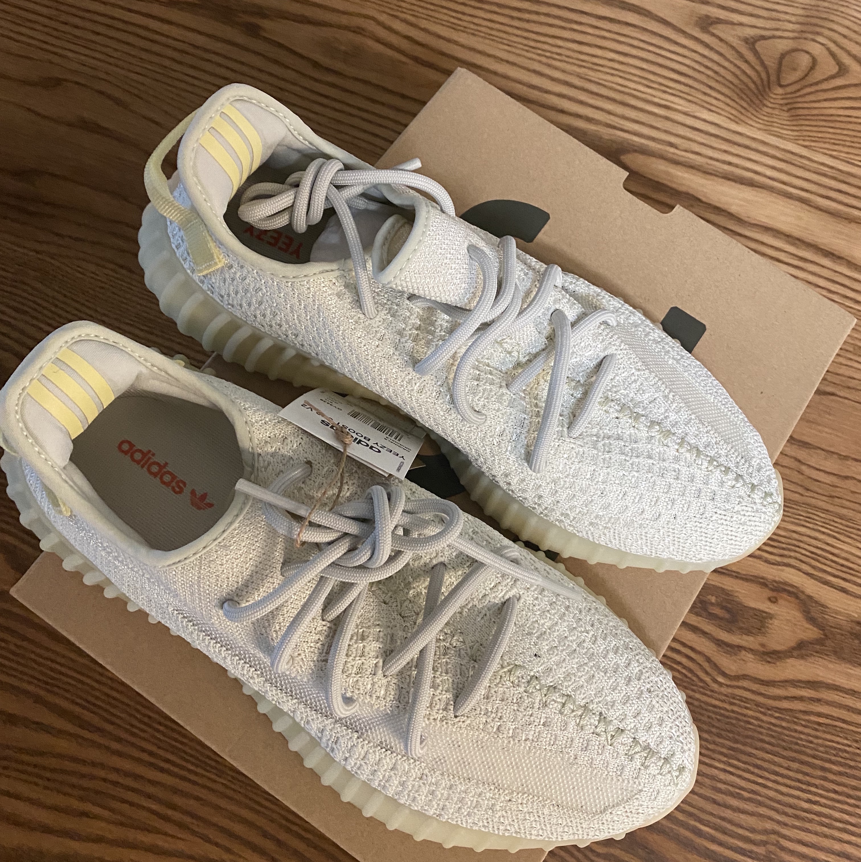 Adidas Yeezy Boost 700 Wave Runner Solid Grey 2021/2022, Jordan 1 Retro High OG Heritage 착용 스타일 - 4